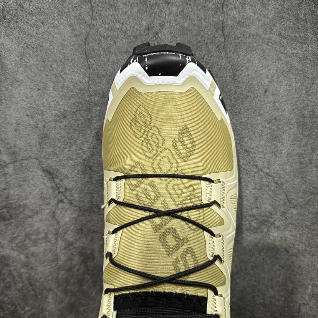 图片[5]-【莞产版本】萨洛蒙/Salomon Speed Cross 6织物皮革低帮全能越野透气休闲运动鞋 Salomon 正式推出全新概念鞋款 SPEEDCROSS 以侵略性设计与先锋户外美学融合 相互交织出纵横山野和城市间的跑鞋轮廓 由混合网眼织物与皮革打造鞋面 辅以皮革细节点缀增强视觉冲击 整体以爪痕式的鞋面纹路搭配流线型轮廓呈现 极具辨识度的夸张外大底设计 增高之余更适合城市生活环境的舒适防滑效果 功能性层面 鞋面 3D 开放式网眼最大限度提供着用透气性 并注入合成材料为户外穿着带来极大的耐用和保护性 得益于 Salomon 多项功能性科技 从中底到鞋带系统都为脚部提供了一个安全和舒适的贴合感 并在松散、柔软、崎岖和不平坦的地形环境上带来卓越的抓地力 尺码：40-46-选品中心