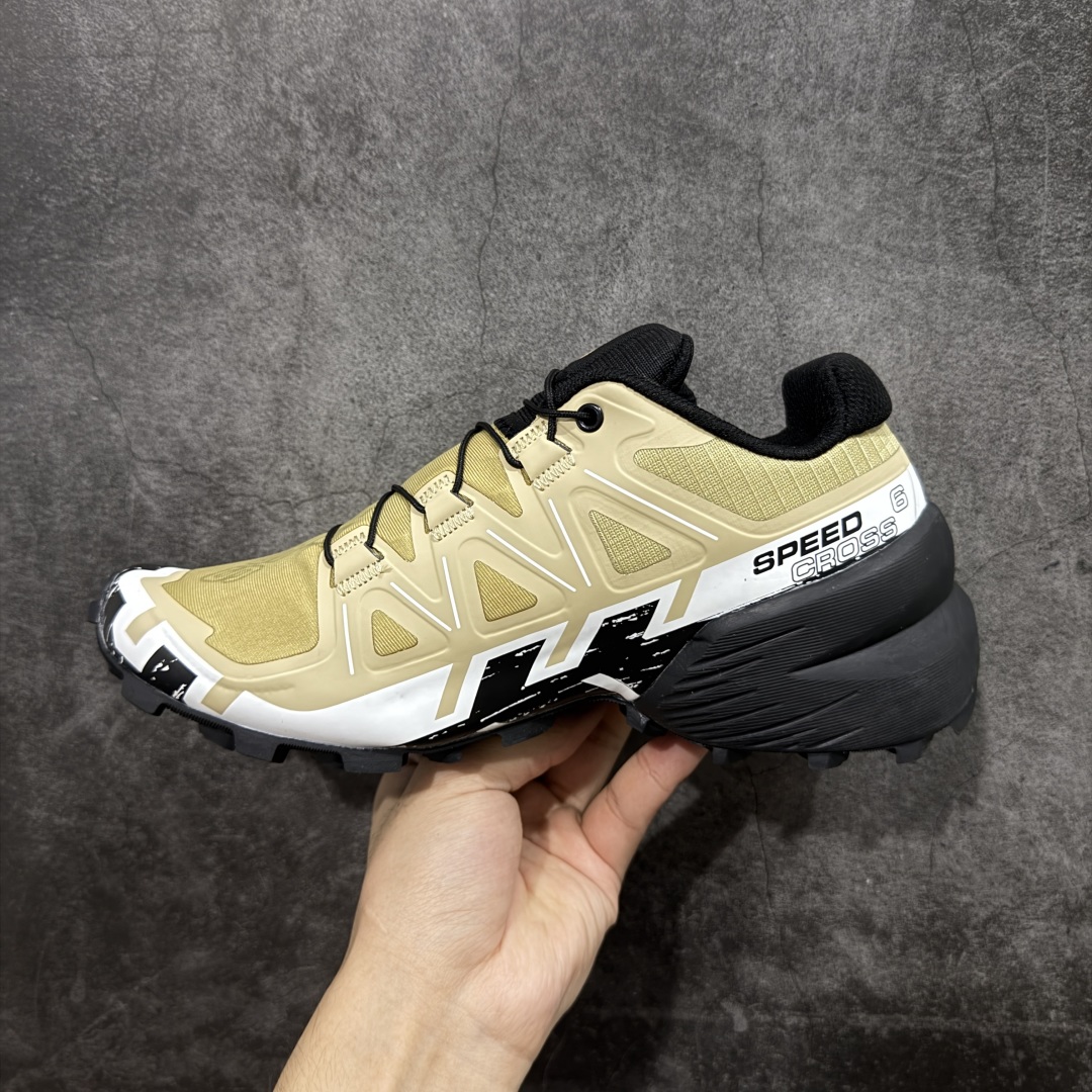 图片[2]-【莞产版本】萨洛蒙/Salomon Speed Cross 6织物皮革低帮全能越野透气休闲运动鞋 Salomon 正式推出全新概念鞋款 SPEEDCROSS 以侵略性设计与先锋户外美学融合 相互交织出纵横山野和城市间的跑鞋轮廓 由混合网眼织物与皮革打造鞋面 辅以皮革细节点缀增强视觉冲击 整体以爪痕式的鞋面纹路搭配流线型轮廓呈现 极具辨识度的夸张外大底设计 增高之余更适合城市生活环境的舒适防滑效果 功能性层面 鞋面 3D 开放式网眼最大限度提供着用透气性 并注入合成材料为户外穿着带来极大的耐用和保护性 得益于 Salomon 多项功能性科技 从中底到鞋带系统都为脚部提供了一个安全和舒适的贴合感 并在松散、柔软、崎岖和不平坦的地形环境上带来卓越的抓地力 尺码：40-46-选品中心