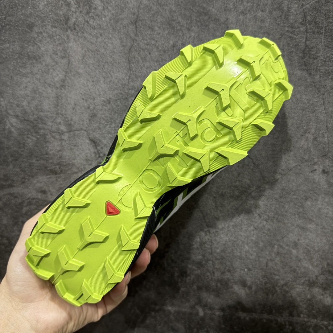 图片[9]-【莞产版本】萨洛蒙/Salomon Speed Cross 6织物皮革低帮全能越野透气休闲运动鞋 Salomon 正式推出全新概念鞋款 SPEEDCROSS 以侵略性设计与先锋户外美学融合 相互交织出纵横山野和城市间的跑鞋轮廓 由混合网眼织物与皮革打造鞋面 辅以皮革细节点缀增强视觉冲击 整体以爪痕式的鞋面纹路搭配流线型轮廓呈现 极具辨识度的夸张外大底设计 增高之余更适合城市生活环境的舒适防滑效果 功能性层面 鞋面 3D 开放式网眼最大限度提供着用透气性 并注入合成材料为户外穿着带来极大的耐用和保护性 得益于 Salomon 多项功能性科技 从中底到鞋带系统都为脚部提供了一个安全和舒适的贴合感 并在松散、柔软、崎岖和不平坦的地形环境上带来卓越的抓地力 尺码：40-46-选品中心
