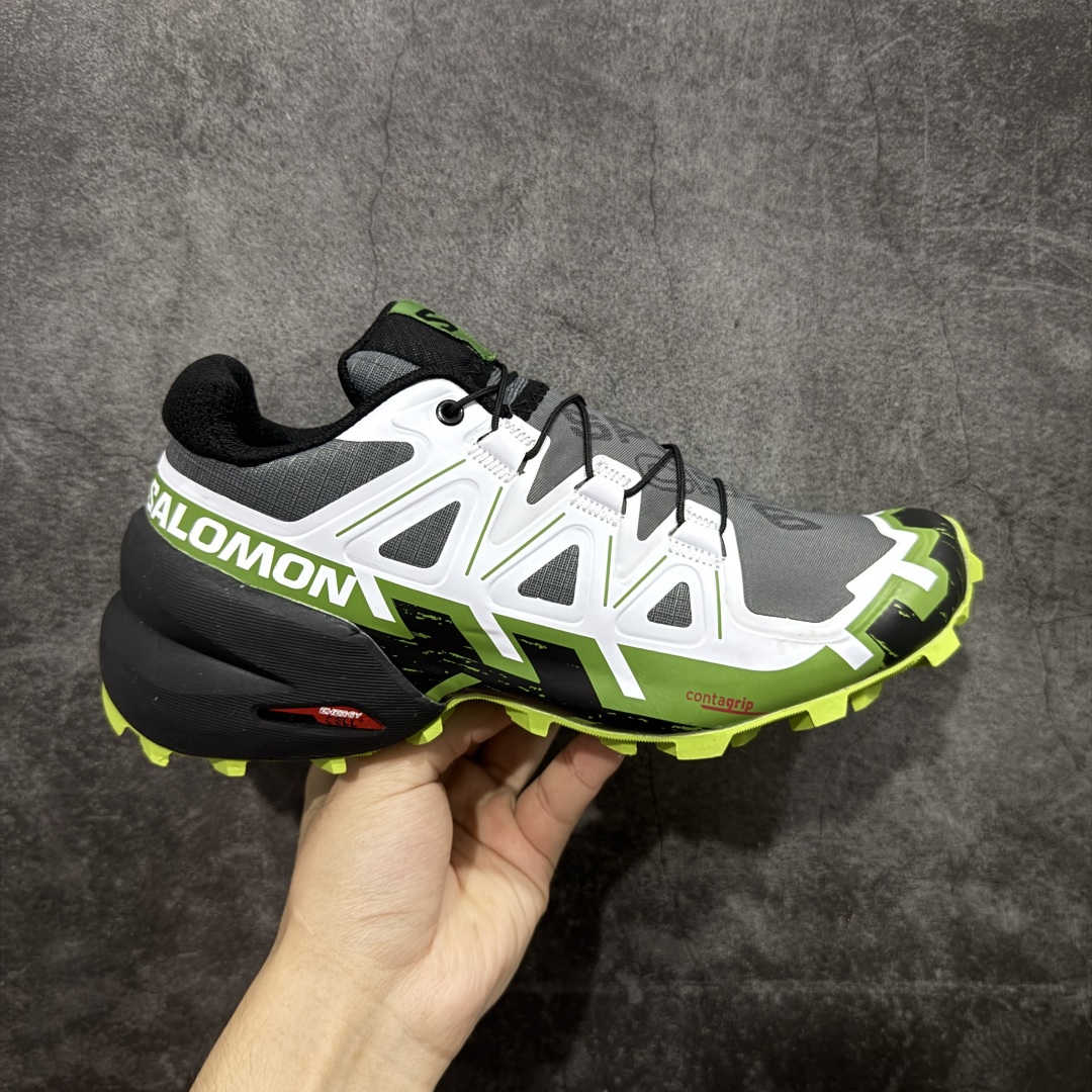 【莞产版本】萨洛蒙/Salomon Speed Cross 6织物皮革低帮全能越野透气休闲运动鞋 Salomon 正式推出全新概念鞋款 SPEEDCROSS 以侵略性设计与先锋户外美学融合 相互交织出纵横山野和城市间的跑鞋轮廓 由混合网眼织物与皮革打造鞋面 辅以皮革细节点缀增强视觉冲击 整体以爪痕式的鞋面纹路搭配流线型轮廓呈现 极具辨识度的夸张外大底设计 增高之余更适合城市生活环境的舒适防滑效果 功能性层面 鞋面 3D 开放式网眼最大限度提供着用透气性 并注入合成材料为户外穿着带来极大的耐用和保护性 得益于 Salomon 多项功能性科技 从中底到鞋带系统都为脚部提供了一个安全和舒适的贴合感 并在松散、柔软、崎岖和不平坦的地形环境上带来卓越的抓地力 尺码：40-46-选品中心
