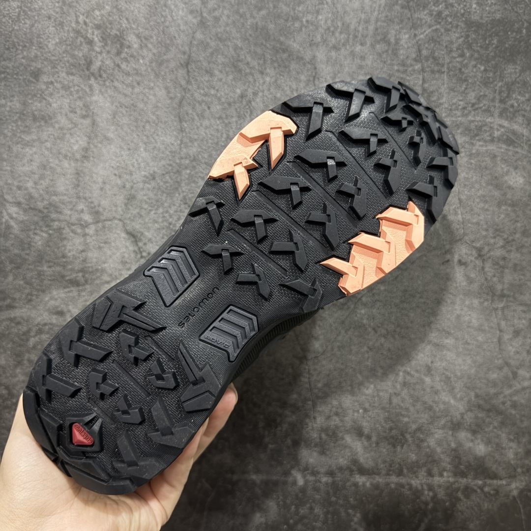 图片[9]-【莞产版本】SALOMON萨洛蒙 X Ultra 4 MID GTX 舒适 耐磨防水包裹性支撑抗冲击 中帮 户外功能鞋 男款 Salomon萨洛蒙 X ULTRA 4 MID GTX 从整体的鞋身设计不难看出从大哥4D的影子，无论是分段的鞋头包裹还是鞋侧的锯尺化设计，都沿袭了这一经典的设计理念。极致的性能与穿着的舒适性这盏天平它找到了绝妙的平衡。Advanced Chassis®这款大底的耐用性和抓地力相当不错，这双鞋上能漫步山野 下能融入城市之间。 尺码：40-46-选品中心