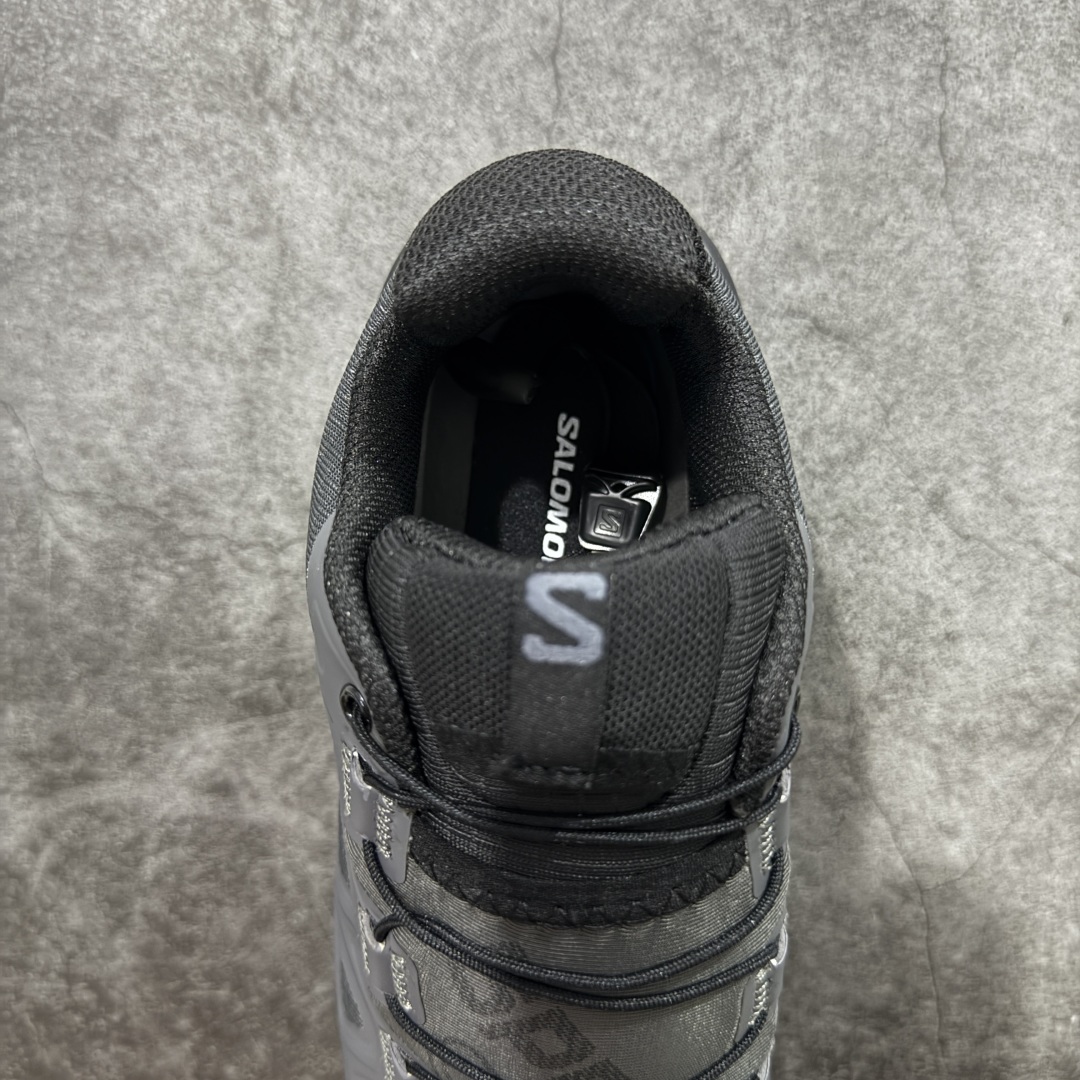 图片[8]-【莞产版本】萨洛蒙/Salomon Speed Cross 6织物皮革低帮全能越野透气休闲运动鞋 Salomon 正式推出全新概念鞋款 SPEEDCROSS 以侵略性设计与先锋户外美学融合 相互交织出纵横山野和城市间的跑鞋轮廓 由混合网眼织物与皮革打造鞋面 辅以皮革细节点缀增强视觉冲击 整体以爪痕式的鞋面纹路搭配流线型轮廓呈现 极具辨识度的夸张外大底设计 增高之余更适合城市生活环境的舒适防滑效果 功能性层面 鞋面 3D 开放式网眼最大限度提供着用透气性 并注入合成材料为户外穿着带来极大的耐用和保护性 得益于 Salomon 多项功能性科技 从中底到鞋带系统都为脚部提供了一个安全和舒适的贴合感 并在松散、柔软、崎岖和不平坦的地形环境上带来卓越的抓地力 尺码：40-46-选品中心
