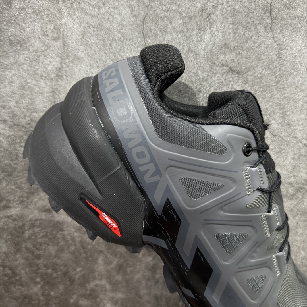 图片[7]-【莞产版本】萨洛蒙/Salomon Speed Cross 6织物皮革低帮全能越野透气休闲运动鞋 Salomon 正式推出全新概念鞋款 SPEEDCROSS 以侵略性设计与先锋户外美学融合 相互交织出纵横山野和城市间的跑鞋轮廓 由混合网眼织物与皮革打造鞋面 辅以皮革细节点缀增强视觉冲击 整体以爪痕式的鞋面纹路搭配流线型轮廓呈现 极具辨识度的夸张外大底设计 增高之余更适合城市生活环境的舒适防滑效果 功能性层面 鞋面 3D 开放式网眼最大限度提供着用透气性 并注入合成材料为户外穿着带来极大的耐用和保护性 得益于 Salomon 多项功能性科技 从中底到鞋带系统都为脚部提供了一个安全和舒适的贴合感 并在松散、柔软、崎岖和不平坦的地形环境上带来卓越的抓地力 尺码：40-46-选品中心