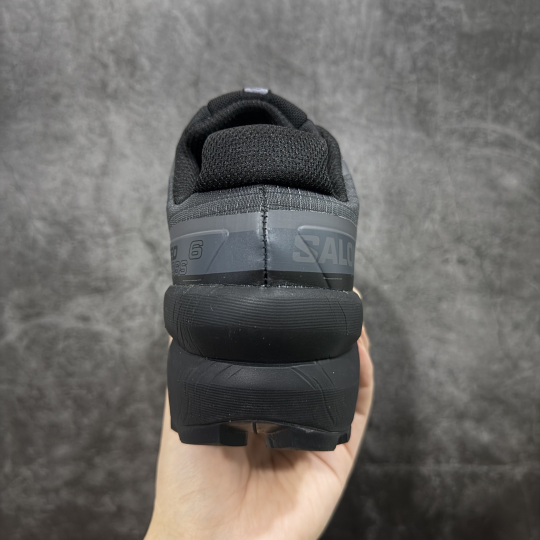 图片[4]-【莞产版本】萨洛蒙/Salomon Speed Cross 6织物皮革低帮全能越野透气休闲运动鞋 Salomon 正式推出全新概念鞋款 SPEEDCROSS 以侵略性设计与先锋户外美学融合 相互交织出纵横山野和城市间的跑鞋轮廓 由混合网眼织物与皮革打造鞋面 辅以皮革细节点缀增强视觉冲击 整体以爪痕式的鞋面纹路搭配流线型轮廓呈现 极具辨识度的夸张外大底设计 增高之余更适合城市生活环境的舒适防滑效果 功能性层面 鞋面 3D 开放式网眼最大限度提供着用透气性 并注入合成材料为户外穿着带来极大的耐用和保护性 得益于 Salomon 多项功能性科技 从中底到鞋带系统都为脚部提供了一个安全和舒适的贴合感 并在松散、柔软、崎岖和不平坦的地形环境上带来卓越的抓地力 尺码：40-46-选品中心
