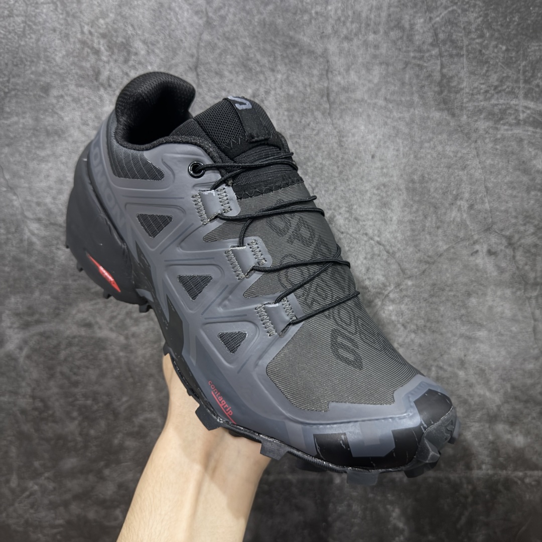 图片[3]-【莞产版本】萨洛蒙/Salomon Speed Cross 6织物皮革低帮全能越野透气休闲运动鞋 Salomon 正式推出全新概念鞋款 SPEEDCROSS 以侵略性设计与先锋户外美学融合 相互交织出纵横山野和城市间的跑鞋轮廓 由混合网眼织物与皮革打造鞋面 辅以皮革细节点缀增强视觉冲击 整体以爪痕式的鞋面纹路搭配流线型轮廓呈现 极具辨识度的夸张外大底设计 增高之余更适合城市生活环境的舒适防滑效果 功能性层面 鞋面 3D 开放式网眼最大限度提供着用透气性 并注入合成材料为户外穿着带来极大的耐用和保护性 得益于 Salomon 多项功能性科技 从中底到鞋带系统都为脚部提供了一个安全和舒适的贴合感 并在松散、柔软、崎岖和不平坦的地形环境上带来卓越的抓地力 尺码：40-46-选品中心