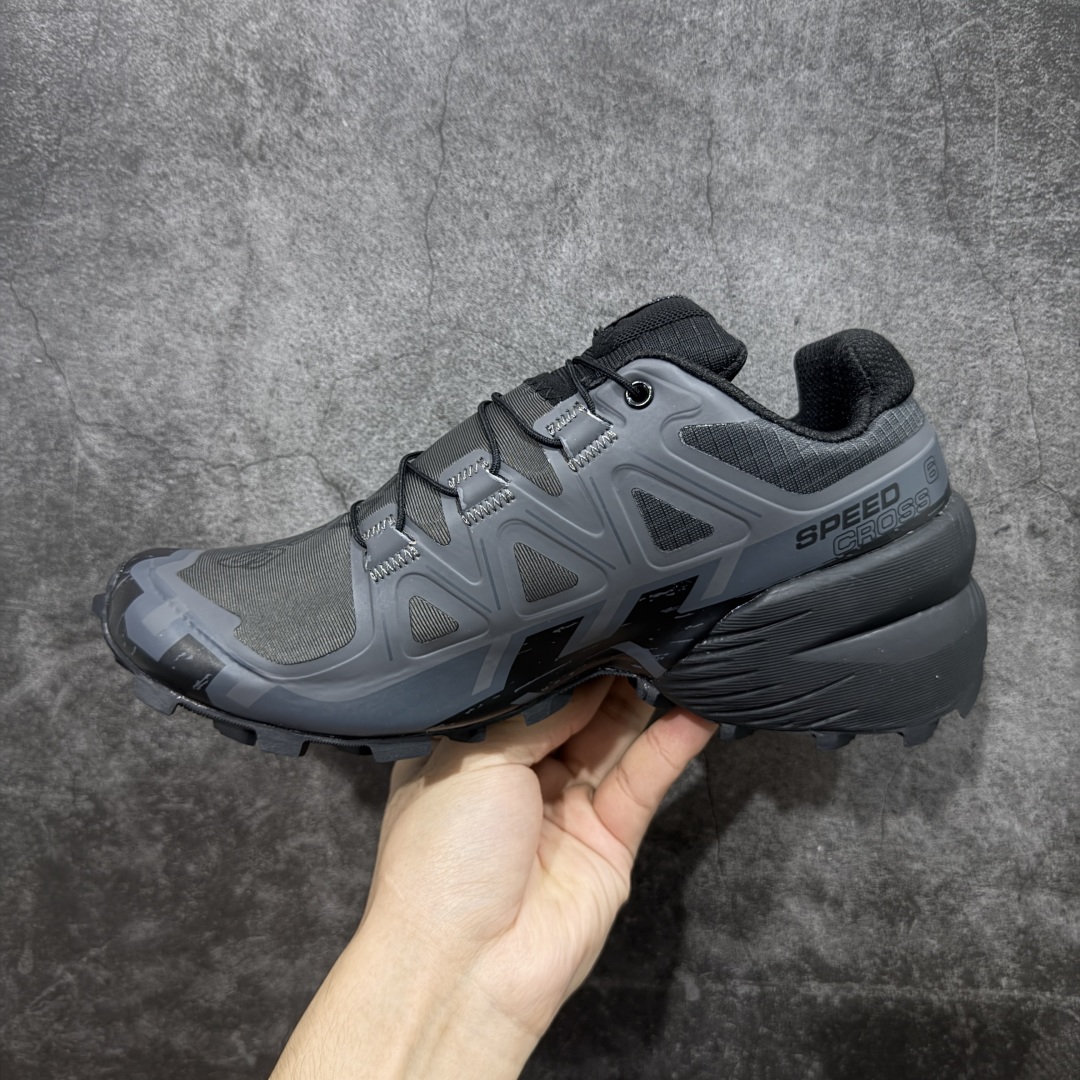 图片[2]-【莞产版本】萨洛蒙/Salomon Speed Cross 6织物皮革低帮全能越野透气休闲运动鞋 Salomon 正式推出全新概念鞋款 SPEEDCROSS 以侵略性设计与先锋户外美学融合 相互交织出纵横山野和城市间的跑鞋轮廓 由混合网眼织物与皮革打造鞋面 辅以皮革细节点缀增强视觉冲击 整体以爪痕式的鞋面纹路搭配流线型轮廓呈现 极具辨识度的夸张外大底设计 增高之余更适合城市生活环境的舒适防滑效果 功能性层面 鞋面 3D 开放式网眼最大限度提供着用透气性 并注入合成材料为户外穿着带来极大的耐用和保护性 得益于 Salomon 多项功能性科技 从中底到鞋带系统都为脚部提供了一个安全和舒适的贴合感 并在松散、柔软、崎岖和不平坦的地形环境上带来卓越的抓地力 尺码：40-46-选品中心
