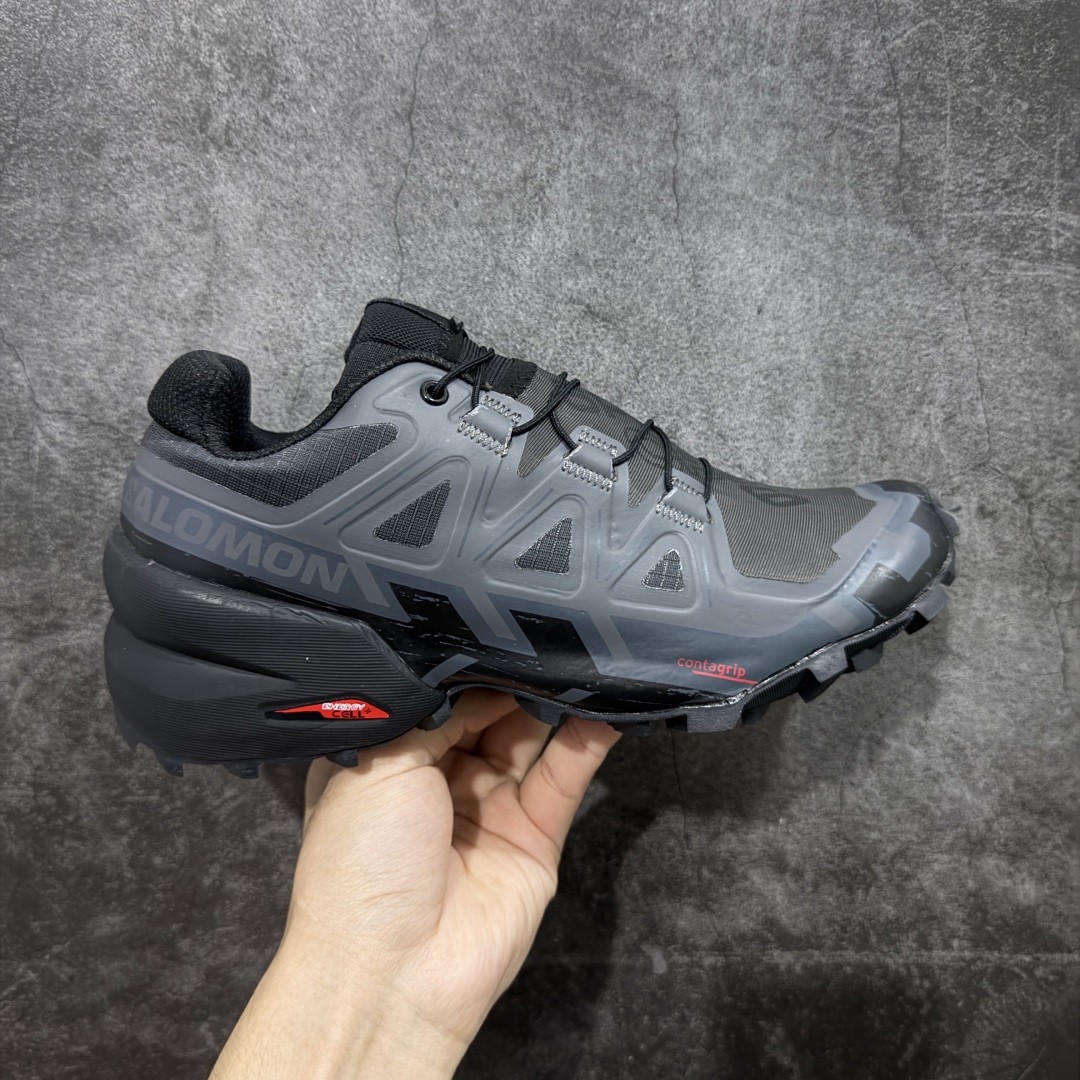 【莞产版本】萨洛蒙/Salomon Speed Cross 6织物皮革低帮全能越野透气休闲运动鞋 Salomon 正式推出全新概念鞋款 SPEEDCROSS 以侵略性设计与先锋户外美学融合 相互交织出纵横山野和城市间的跑鞋轮廓 由混合网眼织物与皮革打造鞋面 辅以皮革细节点缀增强视觉冲击 整体以爪痕式的鞋面纹路搭配流线型轮廓呈现 极具辨识度的夸张外大底设计 增高之余更适合城市生活环境的舒适防滑效果 功能性层面 鞋面 3D 开放式网眼最大限度提供着用透气性 并注入合成材料为户外穿着带来极大的耐用和保护性 得益于 Salomon 多项功能性科技 从中底到鞋带系统都为脚部提供了一个安全和舒适的贴合感 并在松散、柔软、崎岖和不平坦的地形环境上带来卓越的抓地力 尺码:40-46-选品中心