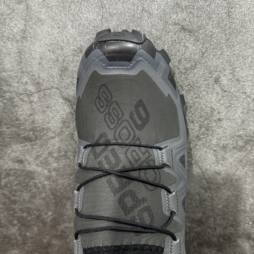 图片[5]-【莞产版本】萨洛蒙/Salomon Speed Cross 6织物皮革低帮全能越野透气休闲运动鞋 Salomon 正式推出全新概念鞋款 SPEEDCROSS 以侵略性设计与先锋户外美学融合 相互交织出纵横山野和城市间的跑鞋轮廓 由混合网眼织物与皮革打造鞋面 辅以皮革细节点缀增强视觉冲击 整体以爪痕式的鞋面纹路搭配流线型轮廓呈现 极具辨识度的夸张外大底设计 增高之余更适合城市生活环境的舒适防滑效果 功能性层面 鞋面 3D 开放式网眼最大限度提供着用透气性 并注入合成材料为户外穿着带来极大的耐用和保护性 得益于 Salomon 多项功能性科技 从中底到鞋带系统都为脚部提供了一个安全和舒适的贴合感 并在松散、柔软、崎岖和不平坦的地形环境上带来卓越的抓地力 尺码：40-46-选品中心