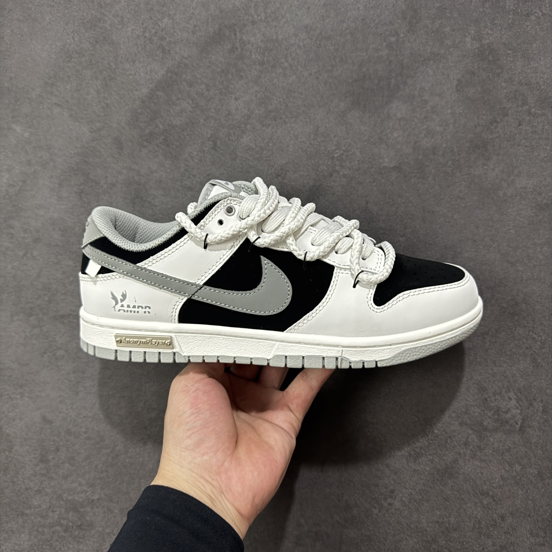 【YC版本】Nike Dunk Low 墨之影 高端定制 此款以经典Dunk鞋型为模版,上演一场黑白灰的视觉艺术。白色主调极致清爽,易于搭配,深灰色Swoosh以破墨笔法勾勒出凌厉轨迹。侧翼飞翼Logo如印章压角,后跟「AMPR」代号低调烙印身份。黑白灰的层次随光影流动,高级感已在虚实浓淡间自成格局。 货号: WB0518-091 尺码: 40 40.5 41 42 42.5 43 44 44.5 45 46 编码:HXSB330340-选品中心