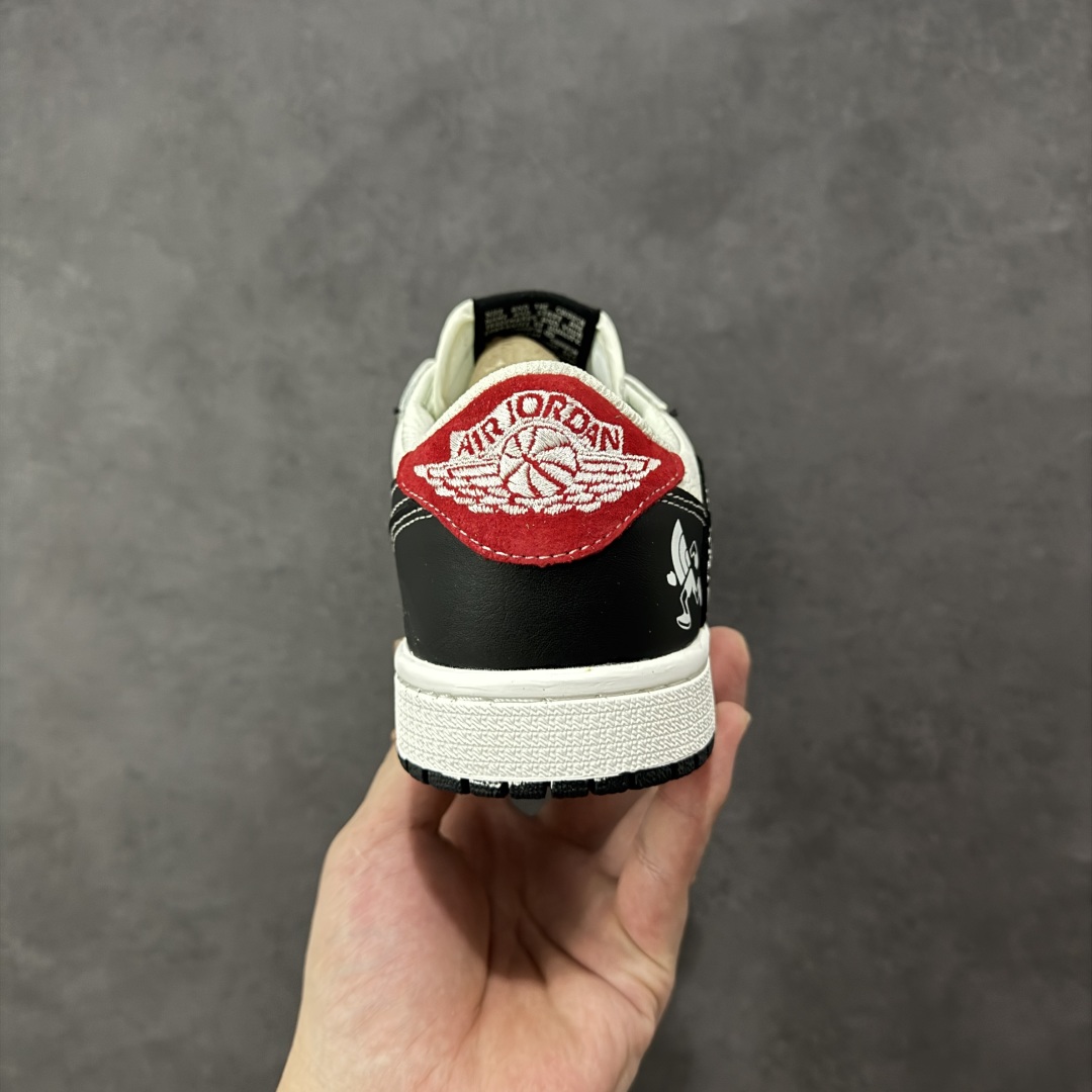 图片[4]-【定制版】Travis Scott x Fragment Design x Jordan Air Jordan 1 Low OG SP “北面联名——黑勾涂鸦” 多方联名合作融合了Travi翻毛蓝勾s Scott 独特的音乐风格，藤原浩个性的设计风格以及Jordan品牌的经典元素 使其成为一双具有独特身份和价值的鞋子 清新而立体的外观加上联名标识更突出了其独特身份 这种配色方案显示出活力和时尚感 在视觉上引人注目 鞋身的质感和细腻的细节处理使其显得高端而格调十足 这款“倒钩”联名是设计与创意完美结合 融合多方的个性风格是一款备受瞩目的潮流鞋款 低帮休闲板鞋 定制鞋盒 大厂纯原品质出货 超高清洁度 皮料切割干净无任何毛边 细节完美 货号： DZ5899-028 尺码：36 36.5 37.5 38 38.5 39 40 40.5 41 42 42.5 43 44 44.5 45-选品中心