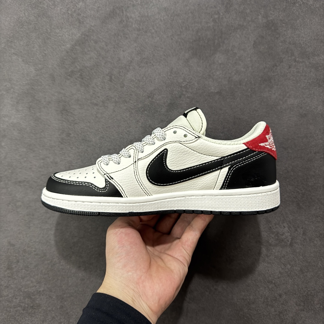 图片[2]-【定制版】Travis Scott x Fragment Design x Jordan Air Jordan 1 Low OG SP “北面联名——黑勾涂鸦” 多方联名合作融合了Travi翻毛蓝勾s Scott 独特的音乐风格，藤原浩个性的设计风格以及Jordan品牌的经典元素 使其成为一双具有独特身份和价值的鞋子 清新而立体的外观加上联名标识更突出了其独特身份 这种配色方案显示出活力和时尚感 在视觉上引人注目 鞋身的质感和细腻的细节处理使其显得高端而格调十足 这款“倒钩”联名是设计与创意完美结合 融合多方的个性风格是一款备受瞩目的潮流鞋款 低帮休闲板鞋 定制鞋盒 大厂纯原品质出货 超高清洁度 皮料切割干净无任何毛边 细节完美 货号： DZ5899-028 尺码：36 36.5 37.5 38 38.5 39 40 40.5 41 42 42.5 43 44 44.5 45-选品中心