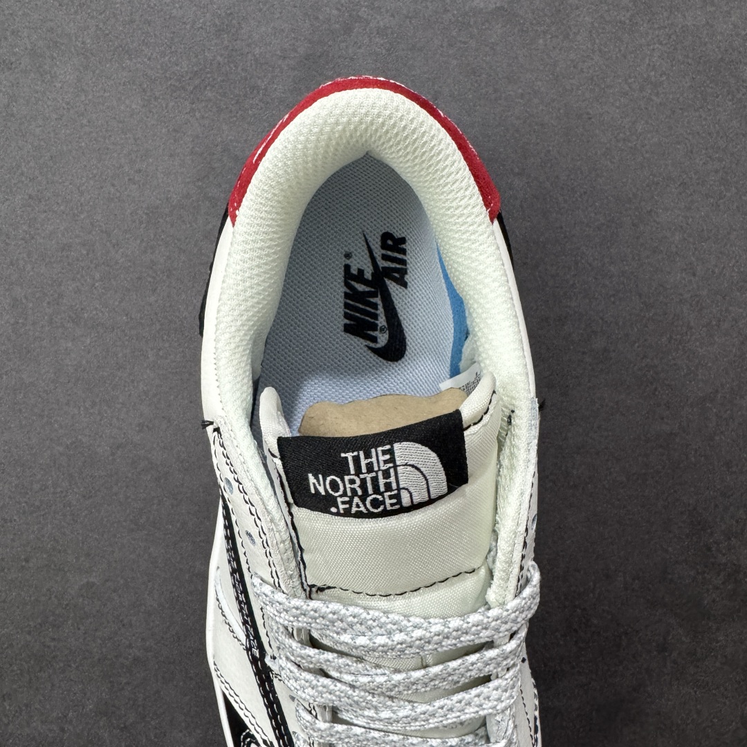 图片[7]-【定制版】Travis Scott x Fragment Design x Jordan Air Jordan 1 Low OG SP “北面联名——黑勾涂鸦” 多方联名合作融合了Travi翻毛蓝勾s Scott 独特的音乐风格，藤原浩个性的设计风格以及Jordan品牌的经典元素 使其成为一双具有独特身份和价值的鞋子 清新而立体的外观加上联名标识更突出了其独特身份 这种配色方案显示出活力和时尚感 在视觉上引人注目 鞋身的质感和细腻的细节处理使其显得高端而格调十足 这款“倒钩”联名是设计与创意完美结合 融合多方的个性风格是一款备受瞩目的潮流鞋款 低帮休闲板鞋 定制鞋盒 大厂纯原品质出货 超高清洁度 皮料切割干净无任何毛边 细节完美 货号： DZ5899-028 尺码：36 36.5 37.5 38 38.5 39 40 40.5 41 42 42.5 43 44 44.5 45-选品中心
