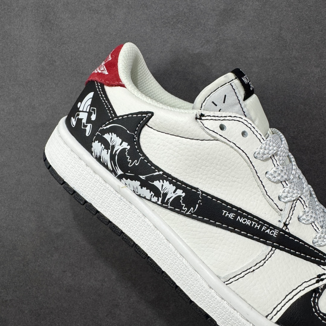 图片[6]-【定制版】Travis Scott x Fragment Design x Jordan Air Jordan 1 Low OG SP “北面联名——黑勾涂鸦” 多方联名合作融合了Travi翻毛蓝勾s Scott 独特的音乐风格，藤原浩个性的设计风格以及Jordan品牌的经典元素 使其成为一双具有独特身份和价值的鞋子 清新而立体的外观加上联名标识更突出了其独特身份 这种配色方案显示出活力和时尚感 在视觉上引人注目 鞋身的质感和细腻的细节处理使其显得高端而格调十足 这款“倒钩”联名是设计与创意完美结合 融合多方的个性风格是一款备受瞩目的潮流鞋款 低帮休闲板鞋 定制鞋盒 大厂纯原品质出货 超高清洁度 皮料切割干净无任何毛边 细节完美 货号： DZ5899-028 尺码：36 36.5 37.5 38 38.5 39 40 40.5 41 42 42.5 43 44 44.5 45-选品中心