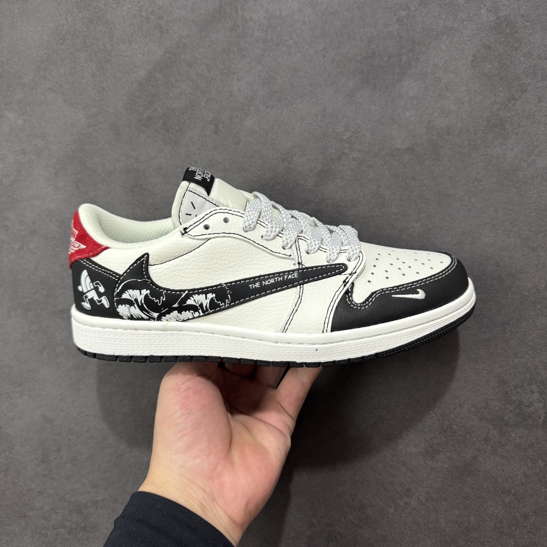 【定制版】Travis Scott x Fragment Design x Jordan Air Jordan 1 Low OG SP “北面联名——黑勾涂鸦” 多方联名合作融合了Travi翻毛蓝勾s Scott 独特的音乐风格,藤原浩个性的设计风格以及Jordan品牌的经典元素 使其成为一双具有独特身份和价值的鞋子 清新而立体的外观加上联名标识更突出了其独特身份 这种配色方案显示出活力和时尚感 在视觉上引人注目 鞋身的质感和细腻的细节处理使其显得高端而格调十足 这款“倒钩”联名是设计与创意完美结合 融合多方的个性风格是一款备受瞩目的潮流鞋款 低帮休闲板鞋 定制鞋盒 大厂纯原品质出货 超高清洁度 皮料切割干净无任何毛边 细节完美 货号: DZ5899-028 尺码:36 36.5 37.5 38 38.5 39 40 40.5 41 42 42.5 43 44 44.5 45-选品中心