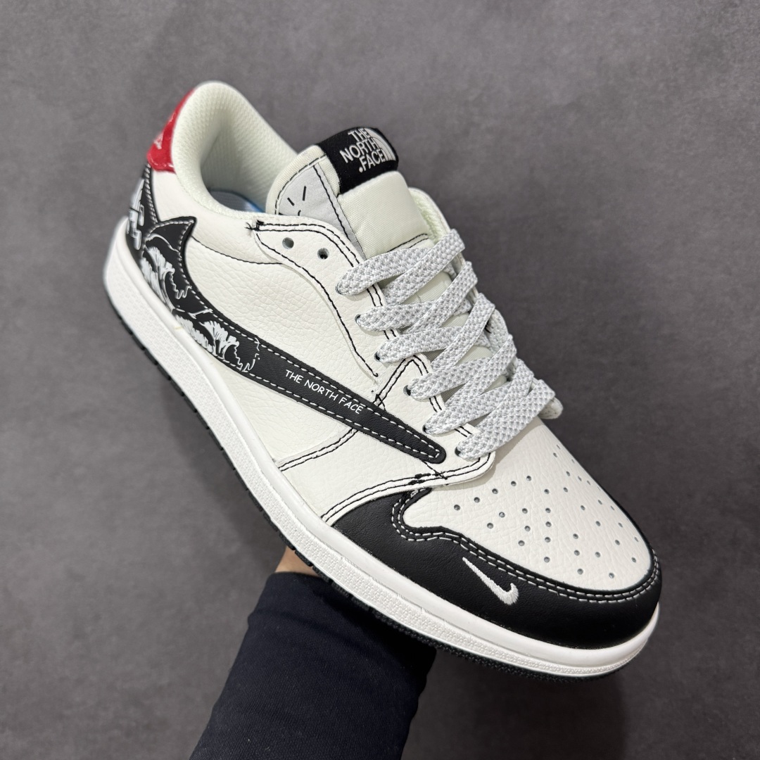图片[3]-【定制版】Travis Scott x Fragment Design x Jordan Air Jordan 1 Low OG SP “北面联名——黑勾涂鸦” 多方联名合作融合了Travi翻毛蓝勾s Scott 独特的音乐风格，藤原浩个性的设计风格以及Jordan品牌的经典元素 使其成为一双具有独特身份和价值的鞋子 清新而立体的外观加上联名标识更突出了其独特身份 这种配色方案显示出活力和时尚感 在视觉上引人注目 鞋身的质感和细腻的细节处理使其显得高端而格调十足 这款“倒钩”联名是设计与创意完美结合 融合多方的个性风格是一款备受瞩目的潮流鞋款 低帮休闲板鞋 定制鞋盒 大厂纯原品质出货 超高清洁度 皮料切割干净无任何毛边 细节完美 货号： DZ5899-028 尺码：36 36.5 37.5 38 38.5 39 40 40.5 41 42 42.5 43 44 44.5 45-选品中心