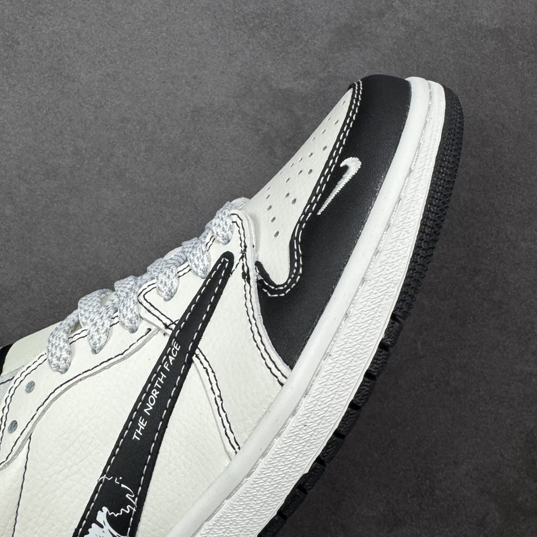 图片[5]-【定制版】Travis Scott x Fragment Design x Jordan Air Jordan 1 Low OG SP “北面联名——黑勾涂鸦” 多方联名合作融合了Travi翻毛蓝勾s Scott 独特的音乐风格，藤原浩个性的设计风格以及Jordan品牌的经典元素 使其成为一双具有独特身份和价值的鞋子 清新而立体的外观加上联名标识更突出了其独特身份 这种配色方案显示出活力和时尚感 在视觉上引人注目 鞋身的质感和细腻的细节处理使其显得高端而格调十足 这款“倒钩”联名是设计与创意完美结合 融合多方的个性风格是一款备受瞩目的潮流鞋款 低帮休闲板鞋 定制鞋盒 大厂纯原品质出货 超高清洁度 皮料切割干净无任何毛边 细节完美 货号： DZ5899-028 尺码：36 36.5 37.5 38 38.5 39 40 40.5 41 42 42.5 43 44 44.5 45-选品中心