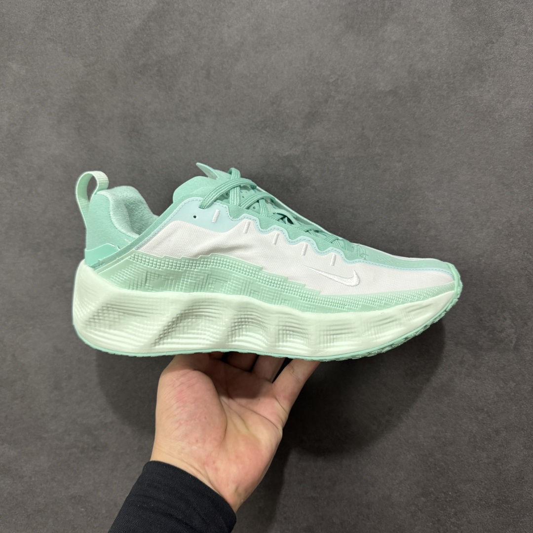 【公司级】HYEIN SEO x Nike Ava Rover Ava Rover 联名鞋 该鞋款采用流线型轮廓设计,鞋面结合 TPU 网格支撑结构,中底搭载 ReactX 泡棉材质,外底为 华夫底纹,整体呈现机能风风格。 设计风格:以流线型轮廓和轻薄物料鞋面为主,TPU 网格状支撑结构增强支撑性。 中底技术:采用 ReactX 泡棉材质,提供缓震性能。 外底设计:华夫底纹外底兼顾灵活度和抓地力。 货号:DX4215-004 尺码:36~45 编码:LNHA240250-选品中心