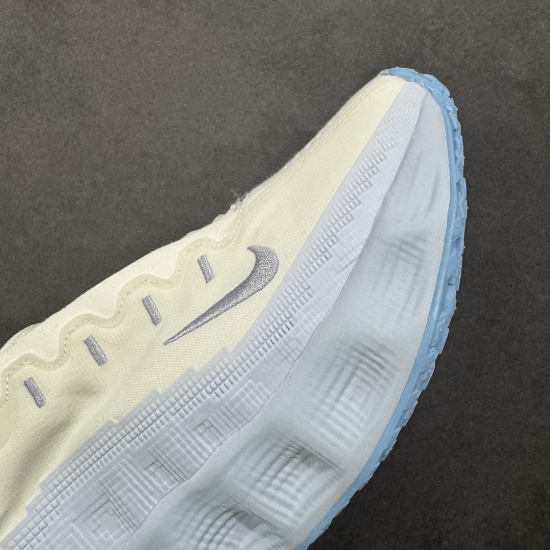 图片[5]-【公司级】HYEIN SEO x Nike Ava Rover Ava Rover 联名鞋 该鞋款采用流线型轮廓设计，鞋面结合 TPU 网格支撑结构，中底搭载 ReactX 泡棉材质，外底为 华夫底纹，整体呈现机能风风格。 设计风格：以流线型轮廓和轻薄物料鞋面为主，TPU 网格状支撑结构增强支撑性。 中底技术：采用 ReactX 泡棉材质，提供缓震性能。 外底设计：华夫底纹外底兼顾灵活度和抓地力。 货号：DX4215-205 尺码：36～45 编码：LNHA240250-选品中心