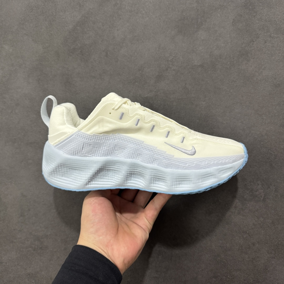 【公司级】HYEIN SEO x Nike Ava Rover Ava Rover 联名鞋 该鞋款采用流线型轮廓设计,鞋面结合 TPU 网格支撑结构,中底搭载 ReactX 泡棉材质,外底为 华夫底纹,整体呈现机能风风格。 设计风格:以流线型轮廓和轻薄物料鞋面为主,TPU 网格状支撑结构增强支撑性。 中底技术:采用 ReactX 泡棉材质,提供缓震性能。 外底设计:华夫底纹外底兼顾灵活度和抓地力。 货号:DX4215-205 尺码:36~45 编码:LNHA240250-选品中心
