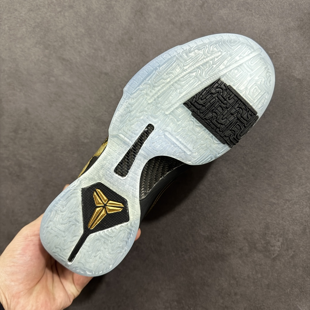 图片[9]-【公司级】耐克 Nike Zoom Kobe V Protro 科比5代男士篮球鞋 2025年新款 蛇年限定 。 鞋面采用轻质的合成皮革和织物系统组合而成 大幅度降低了球鞋的重量 却依然保持了较强的支撑性 中底前掌采用了当年最新的 Lunarlite科技 重量更轻的同时脚感更加柔软 后掌依然是 Zoom Air为缓震保驾护航 此外 首次采用的低帮设计为脚踝提供更大的灵活性。 货号：IB4481-500 尺码：36-46含半码-选品中心