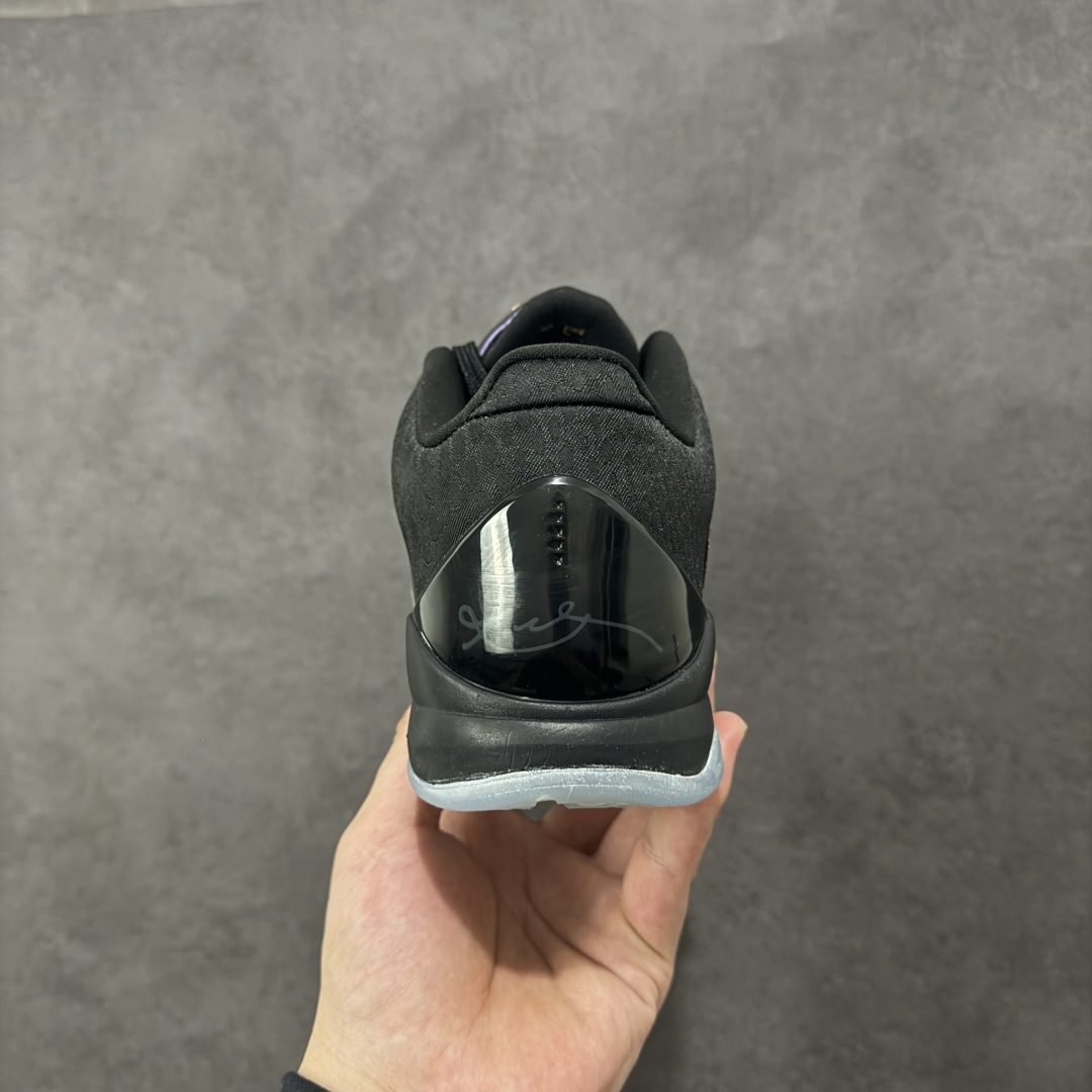 图片[4]-【公司级】耐克 Nike Zoom Kobe V Protro 科比5代男士篮球鞋 2025年新款 蛇年限定 。 鞋面采用轻质的合成皮革和织物系统组合而成 大幅度降低了球鞋的重量 却依然保持了较强的支撑性 中底前掌采用了当年最新的 Lunarlite科技 重量更轻的同时脚感更加柔软 后掌依然是 Zoom Air为缓震保驾护航 此外 首次采用的低帮设计为脚踝提供更大的灵活性。 货号：IB4481-500 尺码：36-46含半码-选品中心