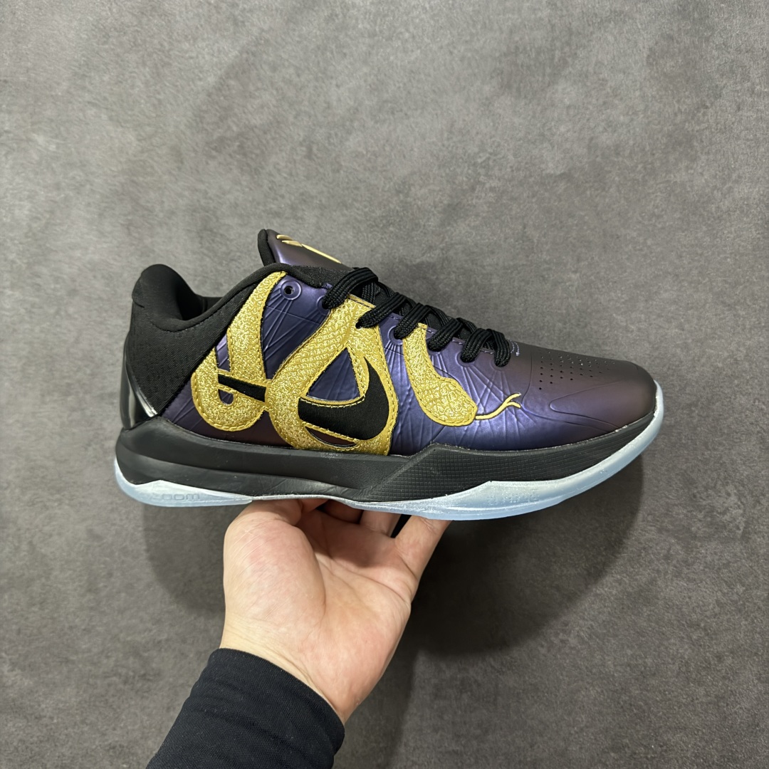 【公司级】耐克 Nike Zoom Kobe V Protro 科比5代男士篮球鞋 2025年新款 蛇年限定 。 鞋面采用轻质的合成皮革和织物系统组合而成 大幅度降低了球鞋的重量 却依然保持了较强的支撑性 中底前掌采用了当年最新的 Lunarlite科技 重量更轻的同时脚感更加柔软 后掌依然是 Zoom Air为缓震保驾护航 此外 首次采用的低帮设计为脚踝提供更大的灵活性。 货号:IB4481-500 尺码:36-46含半码-选品中心