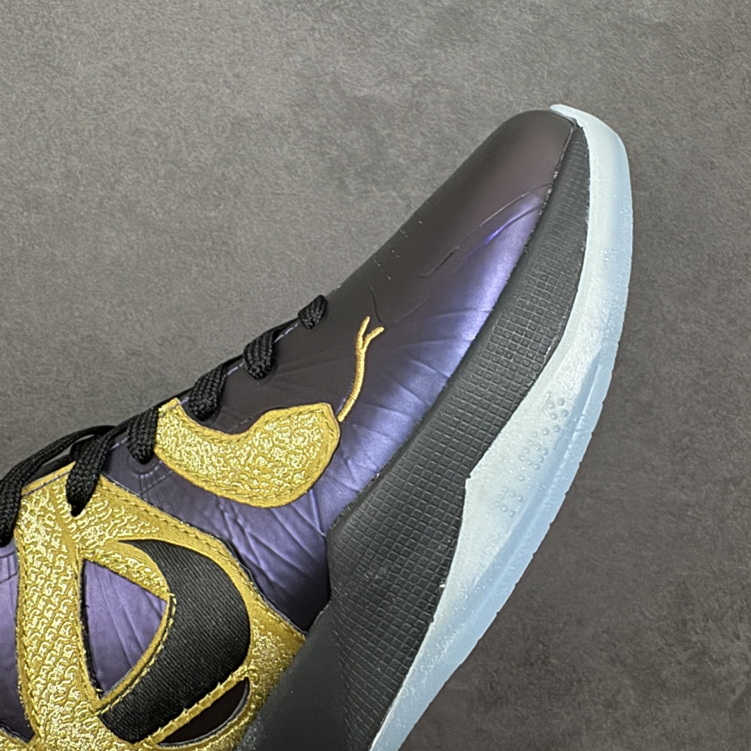 图片[5]-【公司级】耐克 Nike Zoom Kobe V Protro 科比5代男士篮球鞋 2025年新款 蛇年限定 。 鞋面采用轻质的合成皮革和织物系统组合而成 大幅度降低了球鞋的重量 却依然保持了较强的支撑性 中底前掌采用了当年最新的 Lunarlite科技 重量更轻的同时脚感更加柔软 后掌依然是 Zoom Air为缓震保驾护航 此外 首次采用的低帮设计为脚踝提供更大的灵活性。 货号：IB4481-500 尺码：36-46含半码-选品中心