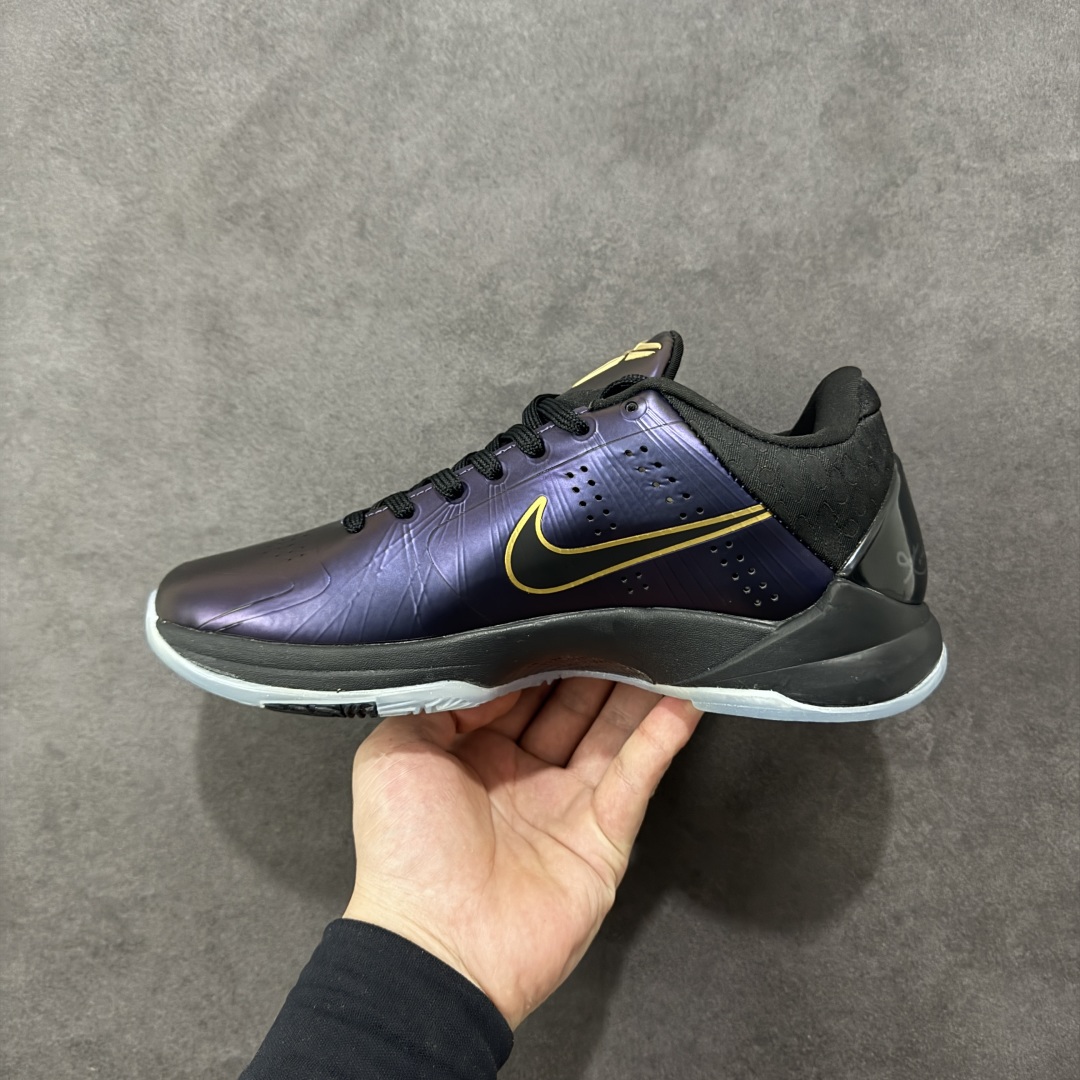 图片[2]-【公司级】耐克 Nike Zoom Kobe V Protro 科比5代男士篮球鞋 2025年新款 蛇年限定 。 鞋面采用轻质的合成皮革和织物系统组合而成 大幅度降低了球鞋的重量 却依然保持了较强的支撑性 中底前掌采用了当年最新的 Lunarlite科技 重量更轻的同时脚感更加柔软 后掌依然是 Zoom Air为缓震保驾护航 此外 首次采用的低帮设计为脚踝提供更大的灵活性。 货号：IB4481-500 尺码：36-46含半码-选品中心