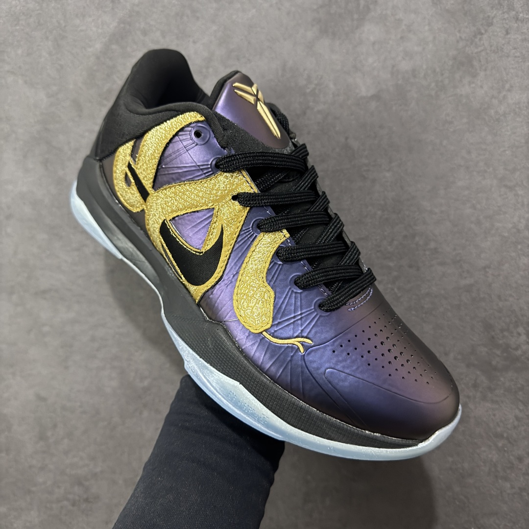 图片[3]-【公司级】耐克 Nike Zoom Kobe V Protro 科比5代男士篮球鞋 2025年新款 蛇年限定 。 鞋面采用轻质的合成皮革和织物系统组合而成 大幅度降低了球鞋的重量 却依然保持了较强的支撑性 中底前掌采用了当年最新的 Lunarlite科技 重量更轻的同时脚感更加柔软 后掌依然是 Zoom Air为缓震保驾护航 此外 首次采用的低帮设计为脚踝提供更大的灵活性。 货号：IB4481-500 尺码：36-46含半码-选品中心