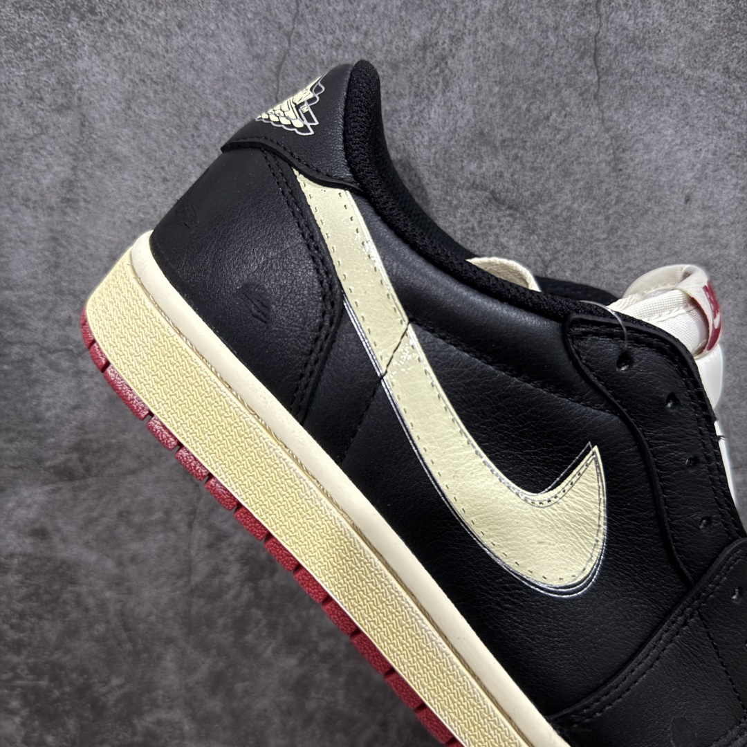 图片[7]-【原厂版】Nigel Sylvester x Air Jordan 1 Low OG Nitro \”Better With Time\” 低帮 黑白红 AJ1低邦 白黑红 尿渍2.0 男女同款 乔丹篮球鞋系列 国内一线头部知名大厂出品 高端外贸零售专供品质 原鞋原楦头纸板开发 原厂防尘纸 极致一眼正品既视感 以\”Better With Time\”（随时间而愈佳）为核心概念，通过刻意做旧工艺模拟BMX 运动自然磨损，黑色粒面皮革搭配人工刮痕、擦色，模仿长期骑行后的斑驳感，最特别的是刻意但不夸张的做旧处理；米白色的Swoosh Logo标志为整体增添了几分复古美感，而鞋垫与鞋舌上的\”Bike Air\”标志以及鞋身内衬的\”JJordan Biking Co. EST. 2017\”字样，则彰显了其联名身份；后跟Wings Logo则以米黄色压印呈现，鞋头外侧添加金属金色Mini Swoosh Logos，兼具辨识度与反光实用性；最后以氧化泛黄中底搭配红色橡胶外底完善整体设计收尾。 货号：IB8958-001 尺码：40-47.5带半码-选品中心