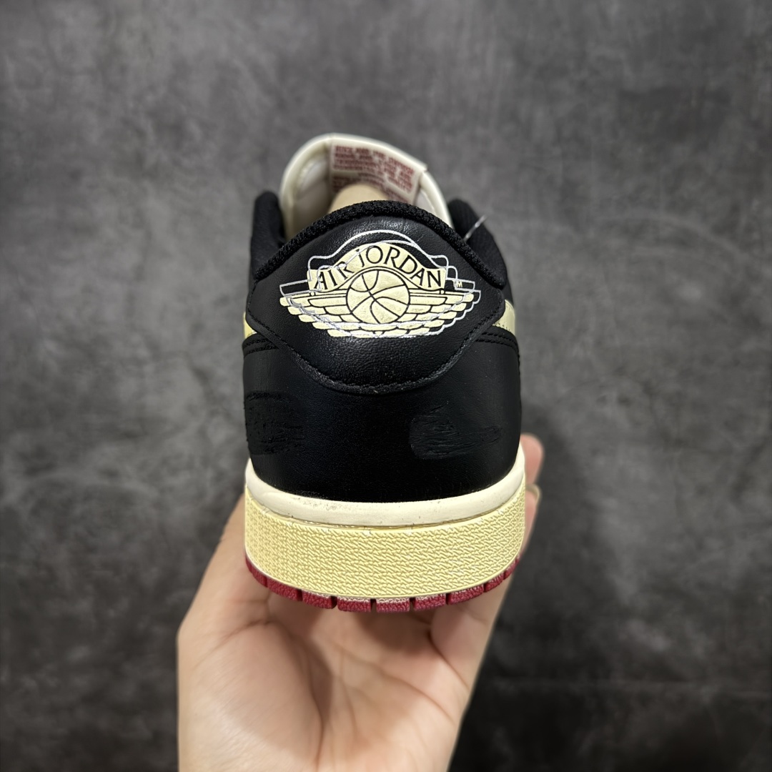 图片[4]-【原厂版】Nigel Sylvester x Air Jordan 1 Low OG Nitro \”Better With Time\” 低帮 黑白红 AJ1低邦 白黑红 尿渍2.0 男女同款 乔丹篮球鞋系列 国内一线头部知名大厂出品 高端外贸零售专供品质 原鞋原楦头纸板开发 原厂防尘纸 极致一眼正品既视感 以\”Better With Time\”（随时间而愈佳）为核心概念，通过刻意做旧工艺模拟BMX 运动自然磨损，黑色粒面皮革搭配人工刮痕、擦色，模仿长期骑行后的斑驳感，最特别的是刻意但不夸张的做旧处理；米白色的Swoosh Logo标志为整体增添了几分复古美感，而鞋垫与鞋舌上的\”Bike Air\”标志以及鞋身内衬的\”JJordan Biking Co. EST. 2017\”字样，则彰显了其联名身份；后跟Wings Logo则以米黄色压印呈现，鞋头外侧添加金属金色Mini Swoosh Logos，兼具辨识度与反光实用性；最后以氧化泛黄中底搭配红色橡胶外底完善整体设计收尾。 货号：IB8958-001 尺码：40-47.5带半码-选品中心