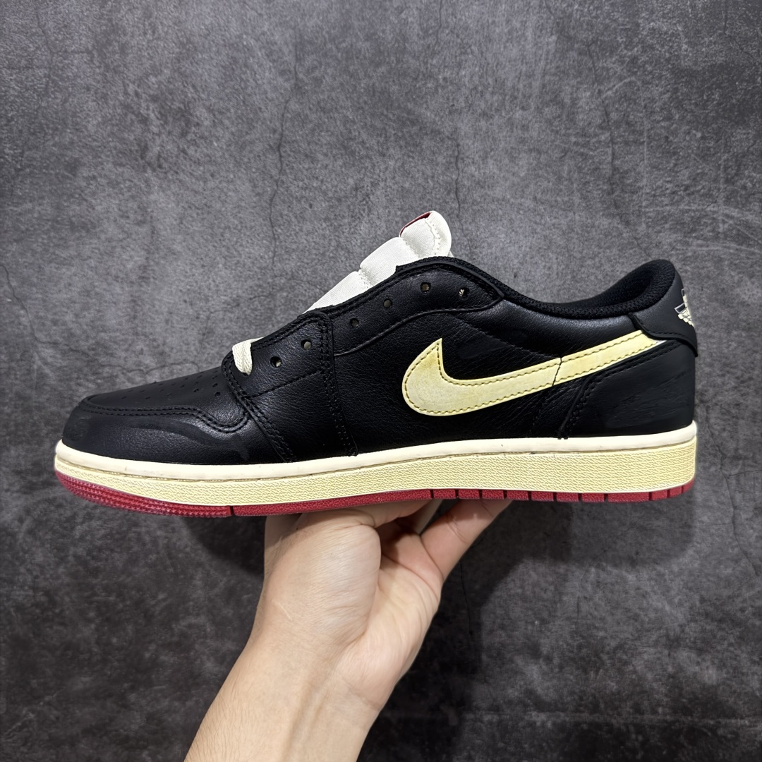 图片[2]-【原厂版】Nigel Sylvester x Air Jordan 1 Low OG Nitro \”Better With Time\” 低帮 黑白红 AJ1低邦 白黑红 尿渍2.0 男女同款 乔丹篮球鞋系列 国内一线头部知名大厂出品 高端外贸零售专供品质 原鞋原楦头纸板开发 原厂防尘纸 极致一眼正品既视感 以\”Better With Time\”（随时间而愈佳）为核心概念，通过刻意做旧工艺模拟BMX 运动自然磨损，黑色粒面皮革搭配人工刮痕、擦色，模仿长期骑行后的斑驳感，最特别的是刻意但不夸张的做旧处理；米白色的Swoosh Logo标志为整体增添了几分复古美感，而鞋垫与鞋舌上的\”Bike Air\”标志以及鞋身内衬的\”JJordan Biking Co. EST. 2017\”字样，则彰显了其联名身份；后跟Wings Logo则以米黄色压印呈现，鞋头外侧添加金属金色Mini Swoosh Logos，兼具辨识度与反光实用性；最后以氧化泛黄中底搭配红色橡胶外底完善整体设计收尾。 货号：IB8958-001 尺码：40-47.5带半码-选品中心