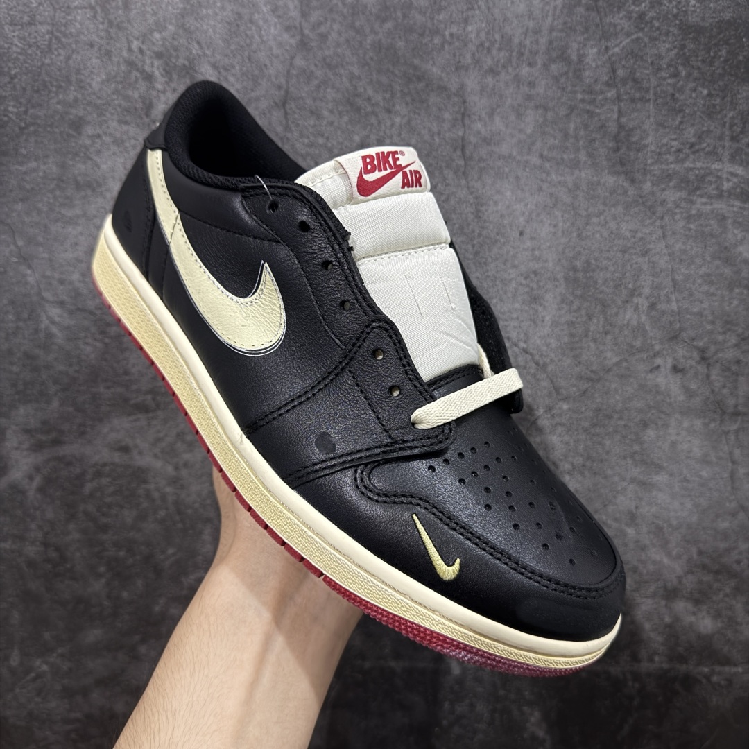 图片[3]-【原厂版】Nigel Sylvester x Air Jordan 1 Low OG Nitro \”Better With Time\” 低帮 黑白红 AJ1低邦 白黑红 尿渍2.0 男女同款 乔丹篮球鞋系列 国内一线头部知名大厂出品 高端外贸零售专供品质 原鞋原楦头纸板开发 原厂防尘纸 极致一眼正品既视感 以\”Better With Time\”（随时间而愈佳）为核心概念，通过刻意做旧工艺模拟BMX 运动自然磨损，黑色粒面皮革搭配人工刮痕、擦色，模仿长期骑行后的斑驳感，最特别的是刻意但不夸张的做旧处理；米白色的Swoosh Logo标志为整体增添了几分复古美感，而鞋垫与鞋舌上的\”Bike Air\”标志以及鞋身内衬的\”JJordan Biking Co. EST. 2017\”字样，则彰显了其联名身份；后跟Wings Logo则以米黄色压印呈现，鞋头外侧添加金属金色Mini Swoosh Logos，兼具辨识度与反光实用性；最后以氧化泛黄中底搭配红色橡胶外底完善整体设计收尾。 货号：IB8958-001 尺码：40-47.5带半码-选品中心