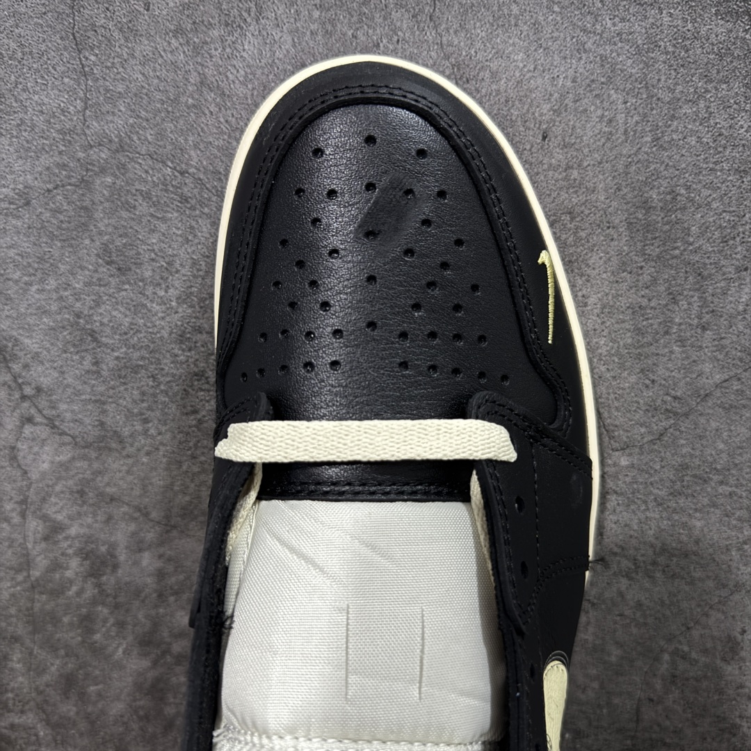 图片[5]-【原厂版】Nigel Sylvester x Air Jordan 1 Low OG Nitro \”Better With Time\” 低帮 黑白红 AJ1低邦 白黑红 尿渍2.0 男女同款 乔丹篮球鞋系列 国内一线头部知名大厂出品 高端外贸零售专供品质 原鞋原楦头纸板开发 原厂防尘纸 极致一眼正品既视感 以\”Better With Time\”（随时间而愈佳）为核心概念，通过刻意做旧工艺模拟BMX 运动自然磨损，黑色粒面皮革搭配人工刮痕、擦色，模仿长期骑行后的斑驳感，最特别的是刻意但不夸张的做旧处理；米白色的Swoosh Logo标志为整体增添了几分复古美感，而鞋垫与鞋舌上的\”Bike Air\”标志以及鞋身内衬的\”JJordan Biking Co. EST. 2017\”字样，则彰显了其联名身份；后跟Wings Logo则以米黄色压印呈现，鞋头外侧添加金属金色Mini Swoosh Logos，兼具辨识度与反光实用性；最后以氧化泛黄中底搭配红色橡胶外底完善整体设计收尾。 货号：IB8958-001 尺码：40-47.5带半码-选品中心