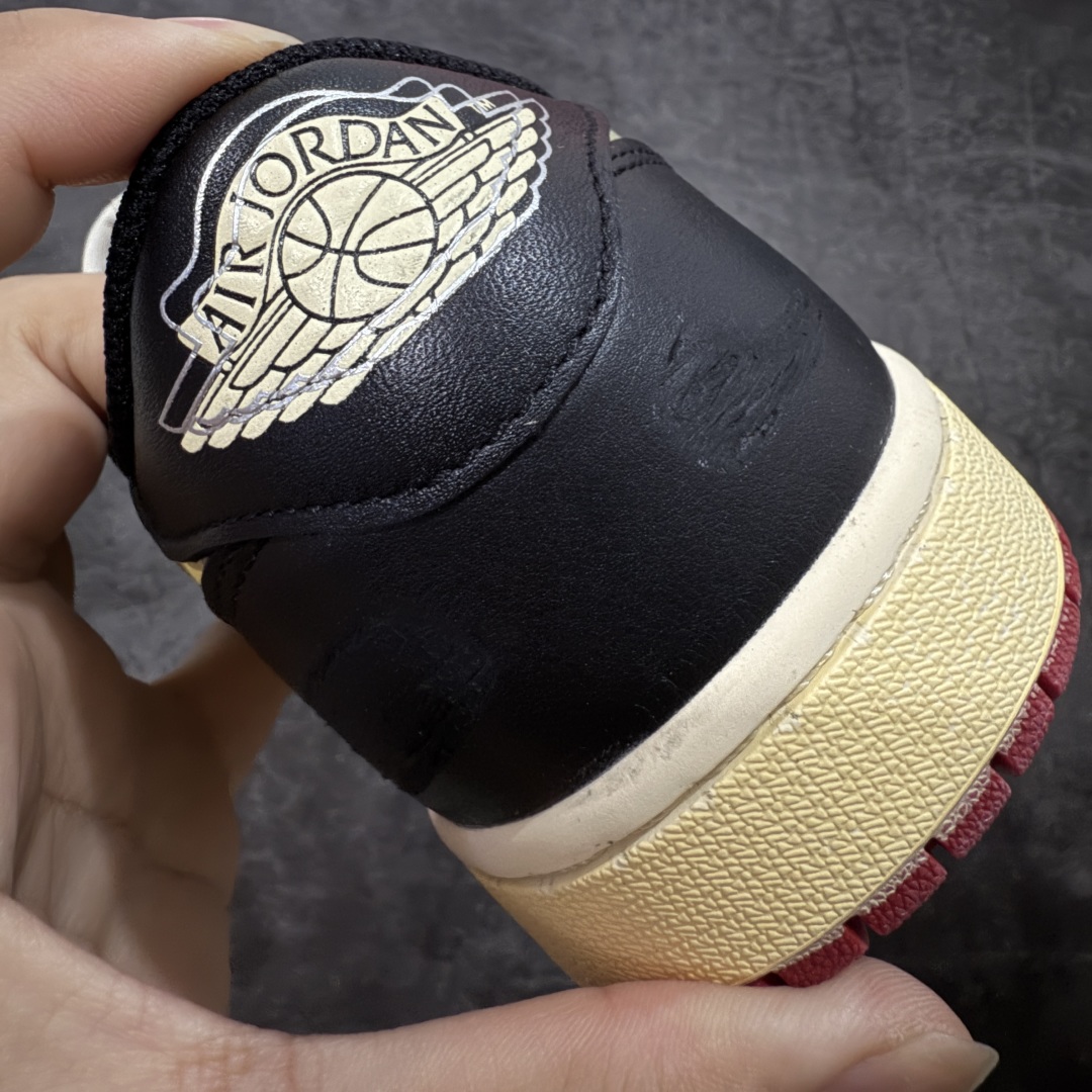 图片[2]-【原厂版】Nigel Sylvester x Air Jordan 1 Low OG Nitro \”Better With Time\” 低帮 黑白红 AJ1低邦 白黑红 尿渍2.0 男女同款 乔丹篮球鞋系列 国内一线头部知名大厂出品 高端外贸零售专供品质 原鞋原楦头纸板开发 原厂防尘纸 极致一眼正品既视感 以\”Better With Time\”（随时间而愈佳）为核心概念，通过刻意做旧工艺模拟BMX 运动自然磨损，黑色粒面皮革搭配人工刮痕、擦色，模仿长期骑行后的斑驳感，最特别的是刻意但不夸张的做旧处理；米白色的Swoosh Logo标志为整体增添了几分复古美感，而鞋垫与鞋舌上的\”Bike Air\”标志以及鞋身内衬的\”JJordan Biking Co. EST. 2017\”字样，则彰显了其联名身份；后跟Wings Logo则以米黄色压印呈现，鞋头外侧添加金属金色Mini Swoosh Logos，兼具辨识度与反光实用性；最后以氧化泛黄中底搭配红色橡胶外底完善整体设计收尾。 货号：IB8958-001 尺码：40-47.5带半码-选品中心