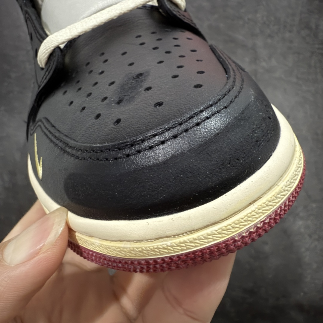 图片[4]-【原厂版】Nigel Sylvester x Air Jordan 1 Low OG Nitro \”Better With Time\” 低帮 黑白红 AJ1低邦 白黑红 尿渍2.0 男女同款 乔丹篮球鞋系列 国内一线头部知名大厂出品 高端外贸零售专供品质 原鞋原楦头纸板开发 原厂防尘纸 极致一眼正品既视感 以\”Better With Time\”（随时间而愈佳）为核心概念，通过刻意做旧工艺模拟BMX 运动自然磨损，黑色粒面皮革搭配人工刮痕、擦色，模仿长期骑行后的斑驳感，最特别的是刻意但不夸张的做旧处理；米白色的Swoosh Logo标志为整体增添了几分复古美感，而鞋垫与鞋舌上的\”Bike Air\”标志以及鞋身内衬的\”JJordan Biking Co. EST. 2017\”字样，则彰显了其联名身份；后跟Wings Logo则以米黄色压印呈现，鞋头外侧添加金属金色Mini Swoosh Logos，兼具辨识度与反光实用性；最后以氧化泛黄中底搭配红色橡胶外底完善整体设计收尾。 货号：IB8958-001 尺码：40-47.5带半码-选品中心
