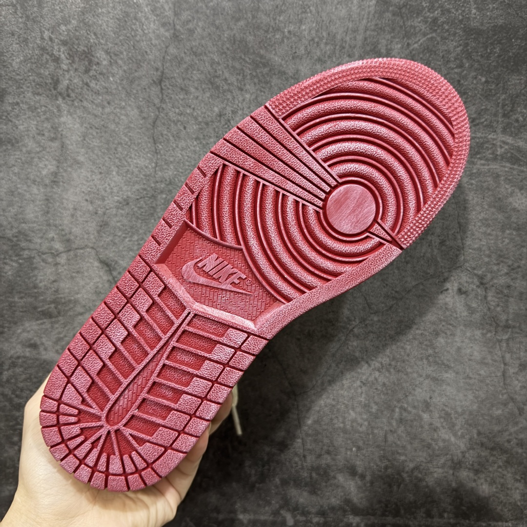 图片[9]-【原厂版】Nigel Sylvester x Air Jordan 1 Low OG Nitro \”Better With Time\” 低帮 黑白红 AJ1低邦 白黑红 尿渍2.0 男女同款 乔丹篮球鞋系列 国内一线头部知名大厂出品 高端外贸零售专供品质 原鞋原楦头纸板开发 原厂防尘纸 极致一眼正品既视感 以\”Better With Time\”（随时间而愈佳）为核心概念，通过刻意做旧工艺模拟BMX 运动自然磨损，黑色粒面皮革搭配人工刮痕、擦色，模仿长期骑行后的斑驳感，最特别的是刻意但不夸张的做旧处理；米白色的Swoosh Logo标志为整体增添了几分复古美感，而鞋垫与鞋舌上的\”Bike Air\”标志以及鞋身内衬的\”JJordan Biking Co. EST. 2017\”字样，则彰显了其联名身份；后跟Wings Logo则以米黄色压印呈现，鞋头外侧添加金属金色Mini Swoosh Logos，兼具辨识度与反光实用性；最后以氧化泛黄中底搭配红色橡胶外底完善整体设计收尾。 货号：IB8958-001 尺码：40-47.5带半码-选品中心