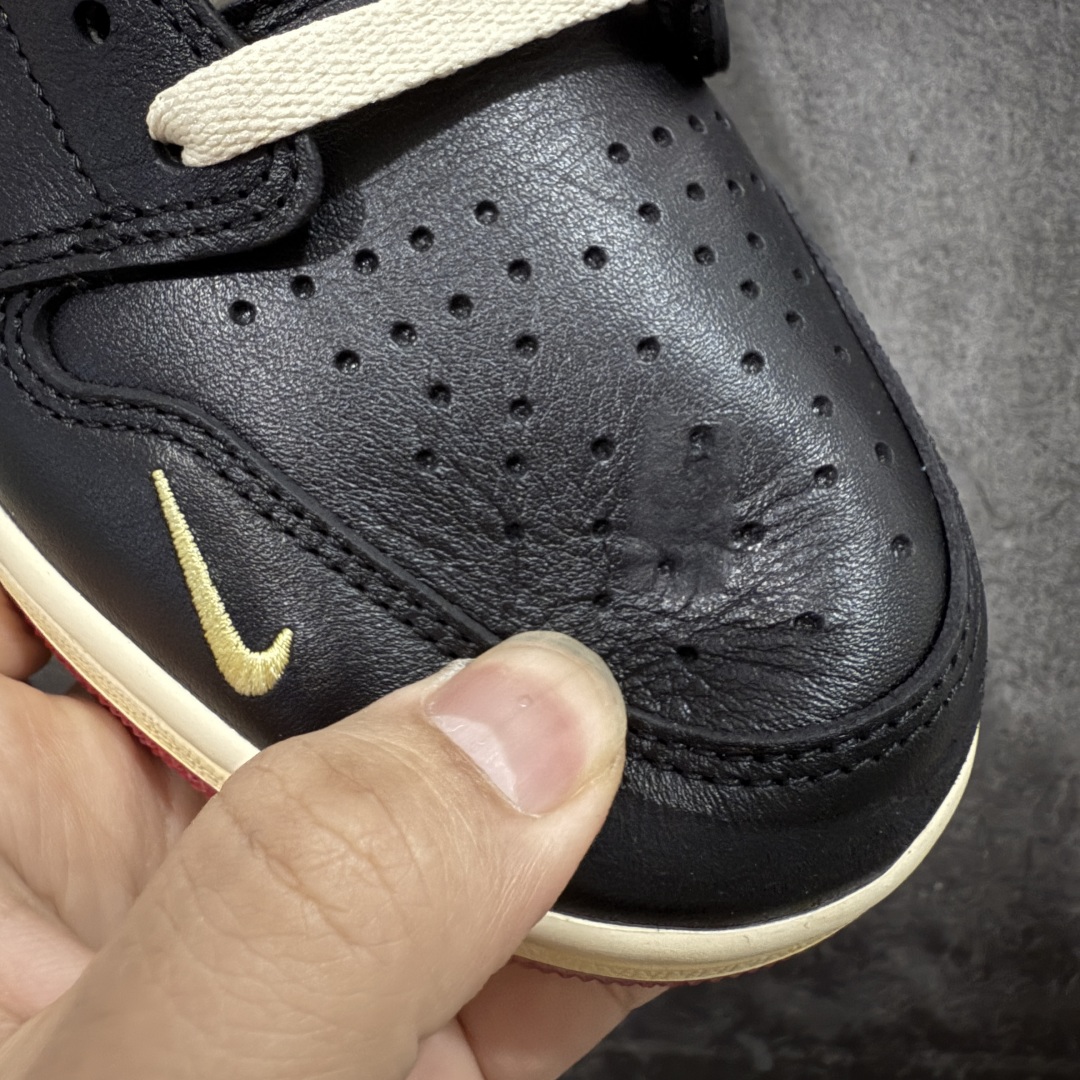 图片[5]-【原厂版】Nigel Sylvester x Air Jordan 1 Low OG Nitro \”Better With Time\” 低帮 黑白红 AJ1低邦 白黑红 尿渍2.0 男女同款 乔丹篮球鞋系列 国内一线头部知名大厂出品 高端外贸零售专供品质 原鞋原楦头纸板开发 原厂防尘纸 极致一眼正品既视感 以\”Better With Time\”（随时间而愈佳）为核心概念，通过刻意做旧工艺模拟BMX 运动自然磨损，黑色粒面皮革搭配人工刮痕、擦色，模仿长期骑行后的斑驳感，最特别的是刻意但不夸张的做旧处理；米白色的Swoosh Logo标志为整体增添了几分复古美感，而鞋垫与鞋舌上的\”Bike Air\”标志以及鞋身内衬的\”JJordan Biking Co. EST. 2017\”字样，则彰显了其联名身份；后跟Wings Logo则以米黄色压印呈现，鞋头外侧添加金属金色Mini Swoosh Logos，兼具辨识度与反光实用性；最后以氧化泛黄中底搭配红色橡胶外底完善整体设计收尾。 货号：IB8958-001 尺码：40-47.5带半码-选品中心