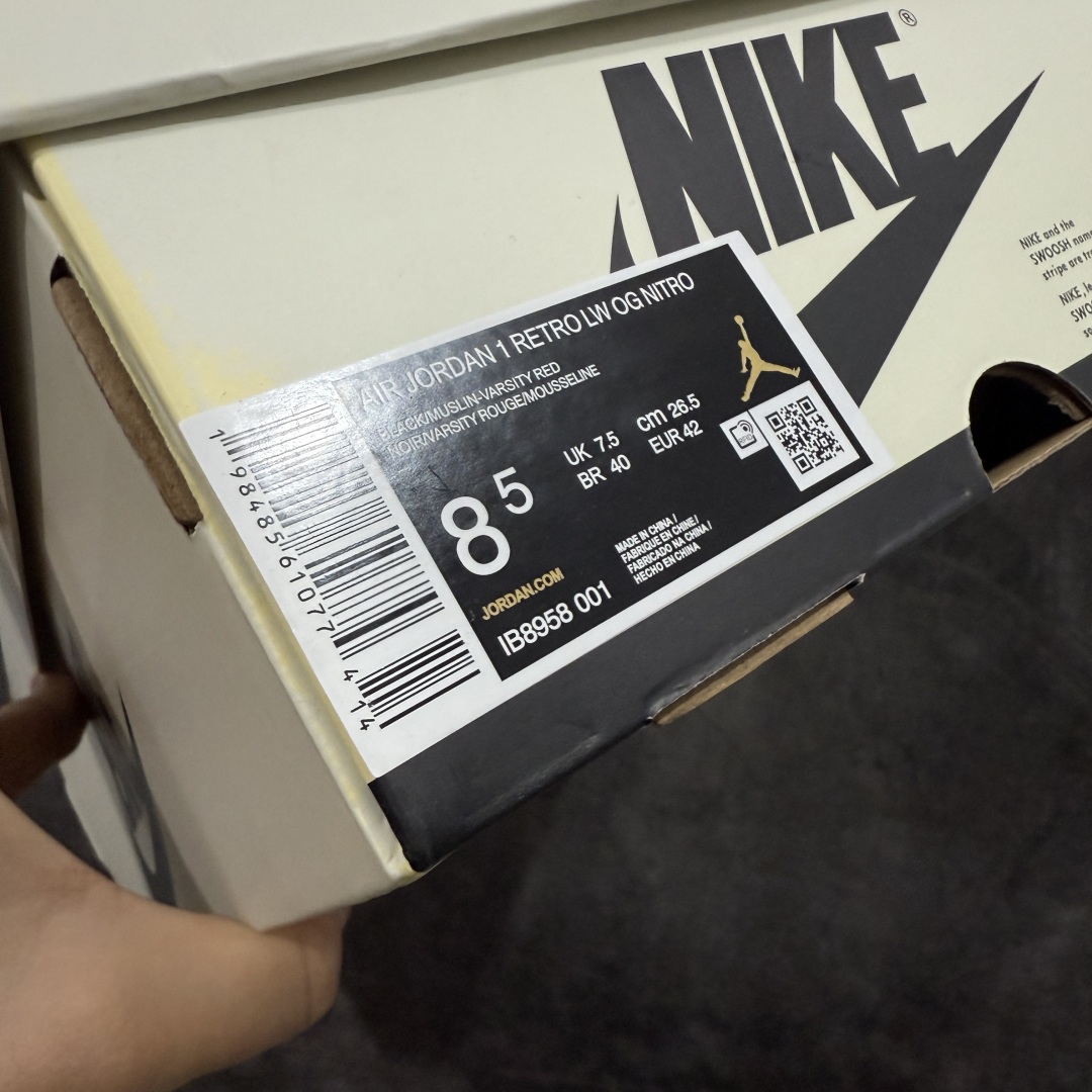 图片[8]-【原厂版】Nigel Sylvester x Air Jordan 1 Low OG Nitro \”Better With Time\” 低帮 黑白红 AJ1低邦 白黑红 尿渍2.0 男女同款 乔丹篮球鞋系列 国内一线头部知名大厂出品 高端外贸零售专供品质 原鞋原楦头纸板开发 原厂防尘纸 极致一眼正品既视感 以\”Better With Time\”（随时间而愈佳）为核心概念，通过刻意做旧工艺模拟BMX 运动自然磨损，黑色粒面皮革搭配人工刮痕、擦色，模仿长期骑行后的斑驳感，最特别的是刻意但不夸张的做旧处理；米白色的Swoosh Logo标志为整体增添了几分复古美感，而鞋垫与鞋舌上的\”Bike Air\”标志以及鞋身内衬的\”JJordan Biking Co. EST. 2017\”字样，则彰显了其联名身份；后跟Wings Logo则以米黄色压印呈现，鞋头外侧添加金属金色Mini Swoosh Logos，兼具辨识度与反光实用性；最后以氧化泛黄中底搭配红色橡胶外底完善整体设计收尾。 货号：IB8958-001 尺码：40-47.5带半码-选品中心