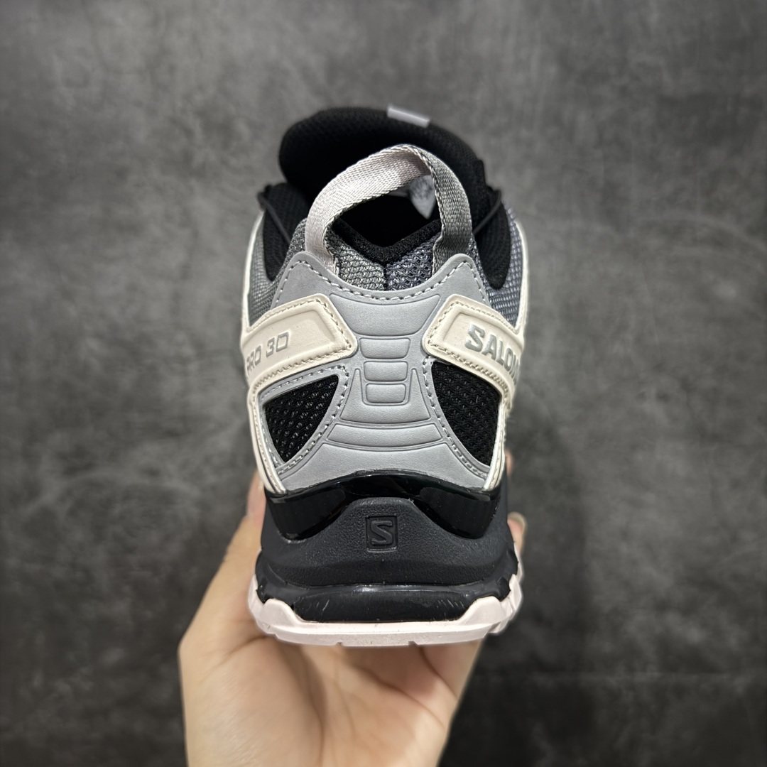 图片[4]-【S版纯原】SALOMON XA Pro 3D ADV 萨洛蒙潮流越野机能户外功能鞋 黑粉 491841 全新版本出货 性价比拉满 品质 细节 材料都是肉眼可以见！ 售前售后也是其它工厂无法匹敌！ 纯原外贸平台特供订单 耗时半年巨作 全套原纸板楦头开发 原厂特供网布配套加持 确保原汁原味 完美呈现版型 原档数据独家私模五层组合大底 男女鞋同步官方 原装Ortholite轻量化鞋垫 中底布带钢印编号 原厂TPU锁扣 进口港宝加持 后跟自然饱满 还原公司包裹性 鞋面采用SENSIFT贴合技术 全方位贴合包裹脚型 鞋跟部鞋底牵引设计 提供强大的抓地性能 更适应野外崎岖不平的道路 其3D ADVANCED CHASSIS底盘 材料轻量大化 钉齿设计更具稳定性 防护性 鞋底易磨损区运用CONTAGRIP高耐磨材料 应对城市硬质路面长距离跑考验 尺码：36 36.5 37.5 38 38.5 39 40 40.5 41 42 42.5 43 44 44.5 45-选品中心