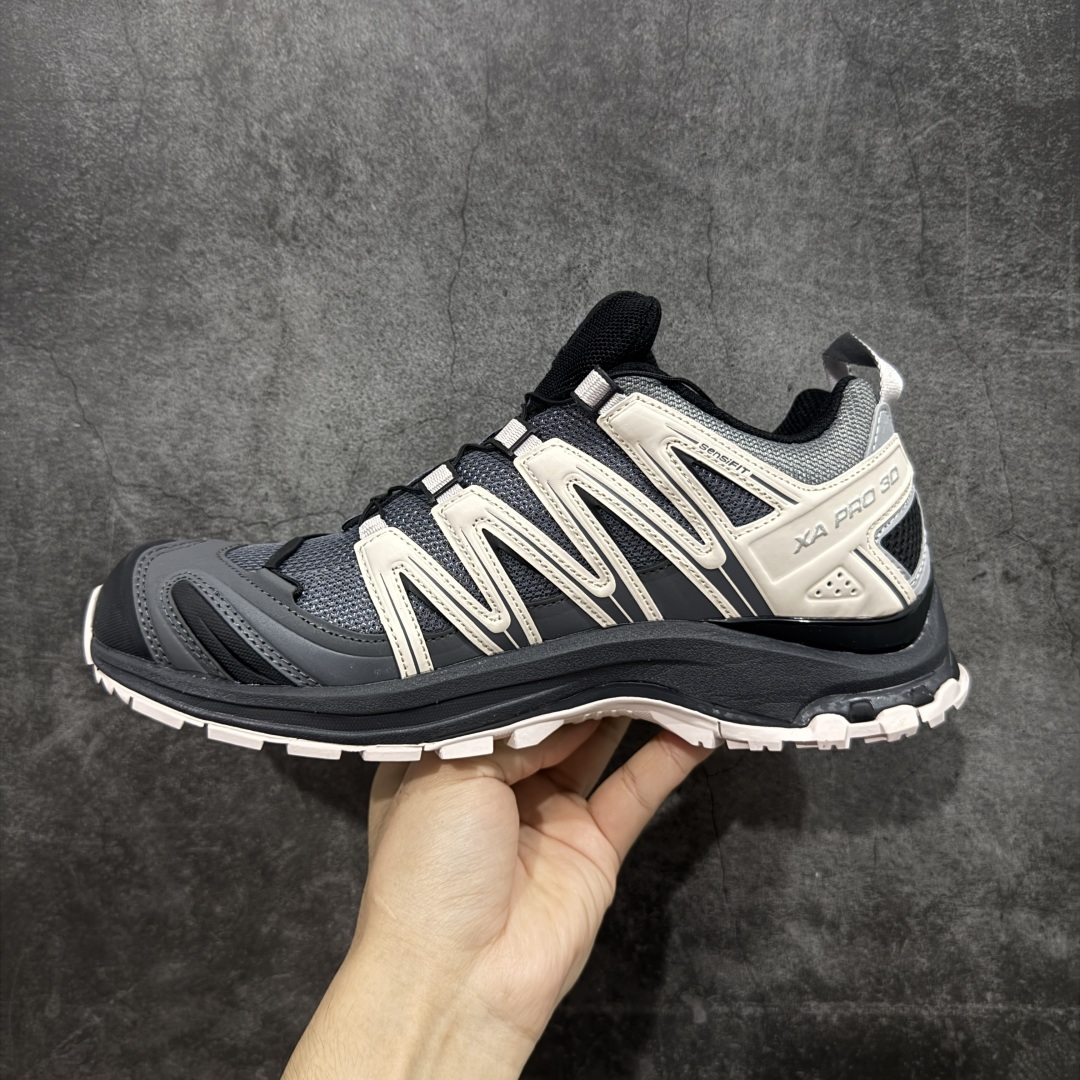 图片[2]-【S版纯原】SALOMON XA Pro 3D ADV 萨洛蒙潮流越野机能户外功能鞋 黑粉 491841 全新版本出货 性价比拉满 品质 细节 材料都是肉眼可以见！ 售前售后也是其它工厂无法匹敌！ 纯原外贸平台特供订单 耗时半年巨作 全套原纸板楦头开发 原厂特供网布配套加持 确保原汁原味 完美呈现版型 原档数据独家私模五层组合大底 男女鞋同步官方 原装Ortholite轻量化鞋垫 中底布带钢印编号 原厂TPU锁扣 进口港宝加持 后跟自然饱满 还原公司包裹性 鞋面采用SENSIFT贴合技术 全方位贴合包裹脚型 鞋跟部鞋底牵引设计 提供强大的抓地性能 更适应野外崎岖不平的道路 其3D ADVANCED CHASSIS底盘 材料轻量大化 钉齿设计更具稳定性 防护性 鞋底易磨损区运用CONTAGRIP高耐磨材料 应对城市硬质路面长距离跑考验 尺码：36 36.5 37.5 38 38.5 39 40 40.5 41 42 42.5 43 44 44.5 45-选品中心
