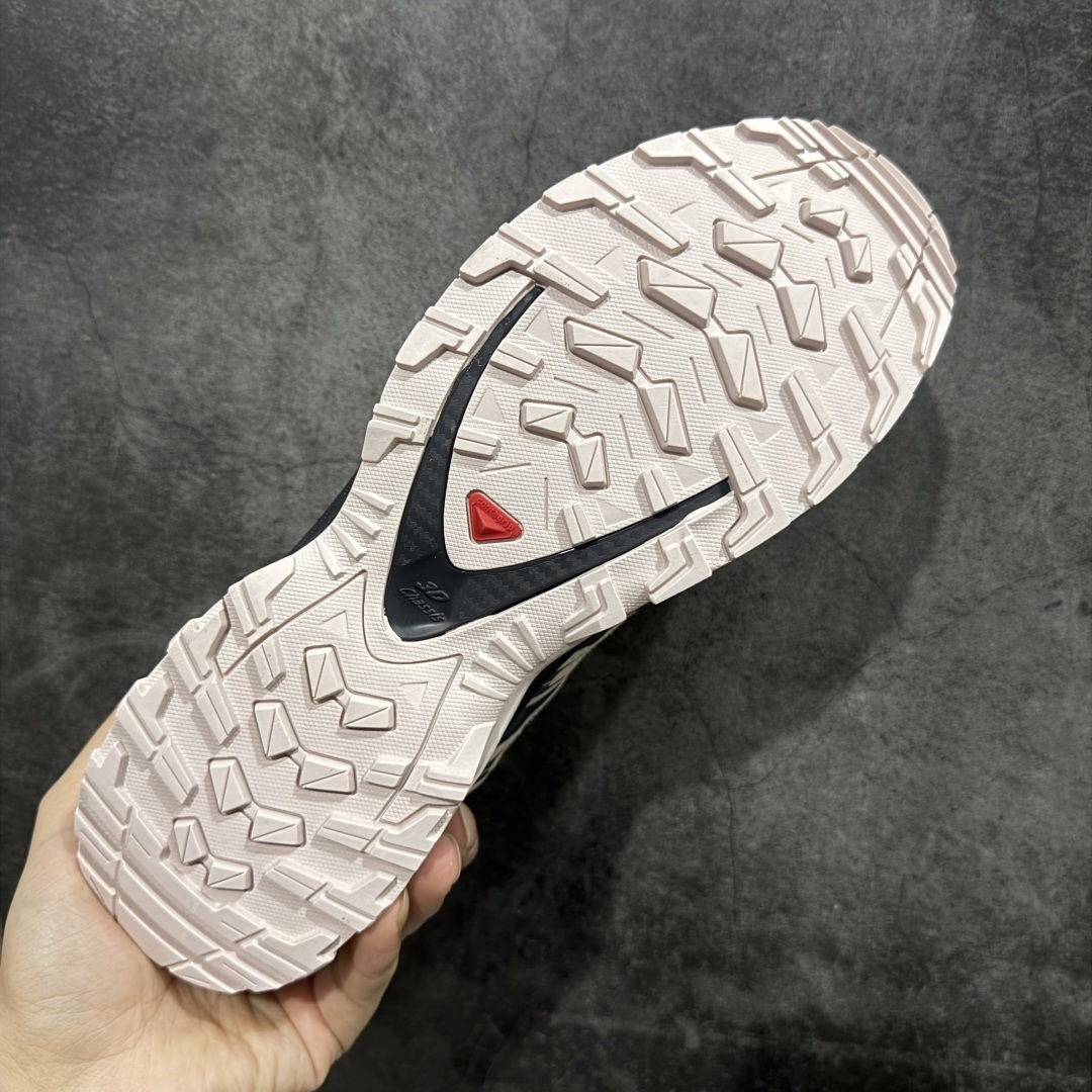 图片[9]-【S版纯原】SALOMON XA Pro 3D ADV 萨洛蒙潮流越野机能户外功能鞋 黑粉 491841 全新版本出货 性价比拉满 品质 细节 材料都是肉眼可以见！ 售前售后也是其它工厂无法匹敌！ 纯原外贸平台特供订单 耗时半年巨作 全套原纸板楦头开发 原厂特供网布配套加持 确保原汁原味 完美呈现版型 原档数据独家私模五层组合大底 男女鞋同步官方 原装Ortholite轻量化鞋垫 中底布带钢印编号 原厂TPU锁扣 进口港宝加持 后跟自然饱满 还原公司包裹性 鞋面采用SENSIFT贴合技术 全方位贴合包裹脚型 鞋跟部鞋底牵引设计 提供强大的抓地性能 更适应野外崎岖不平的道路 其3D ADVANCED CHASSIS底盘 材料轻量大化 钉齿设计更具稳定性 防护性 鞋底易磨损区运用CONTAGRIP高耐磨材料 应对城市硬质路面长距离跑考验 尺码：36 36.5 37.5 38 38.5 39 40 40.5 41 42 42.5 43 44 44.5 45-选品中心