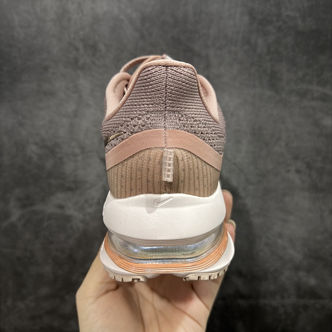 图片[4]-【S版纯原】Nike Pegasus Premium Airscape 舒适百搭减震防滑耐磨透气 低帮跑步鞋 肉粉色    低帮跑步鞋，简约又不失活力，上脚超吸睛。  它不仅颜值高，性能更是一绝！  全掌气垫科技，减震防滑超耐磨，每一步都能感受到强劲回弹，给双脚舒适支撑。  透气鞋面，跑步时双脚也能自由呼吸。    #独家原包 原底原料 开模打造  #原厂鞋标 高精密准度  #原楦原纸板开发 匹配原版98%以上  #后跟弧度 正确呈现  #原厂皮料 质感无敌  #皮料切割干净 无任何毛边 清洁度细节完美    货号：HQ2593-603    尺码：35.5-46-选品中心