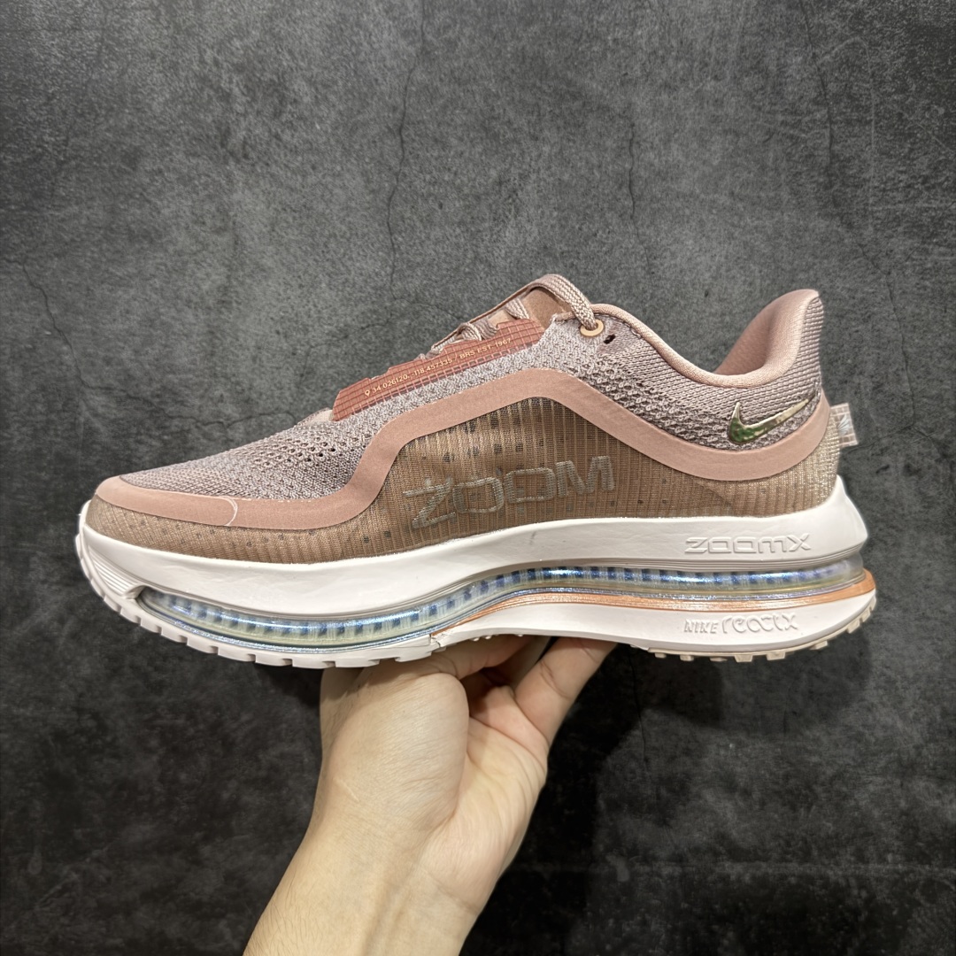 图片[2]-【S版纯原】Nike Pegasus Premium Airscape 舒适百搭减震防滑耐磨透气 低帮跑步鞋 肉粉色    低帮跑步鞋，简约又不失活力，上脚超吸睛。  它不仅颜值高，性能更是一绝！  全掌气垫科技，减震防滑超耐磨，每一步都能感受到强劲回弹，给双脚舒适支撑。  透气鞋面，跑步时双脚也能自由呼吸。    #独家原包 原底原料 开模打造  #原厂鞋标 高精密准度  #原楦原纸板开发 匹配原版98%以上  #后跟弧度 正确呈现  #原厂皮料 质感无敌  #皮料切割干净 无任何毛边 清洁度细节完美    货号：HQ2593-603    尺码：35.5-46-选品中心