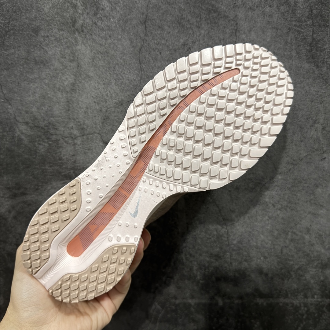 图片[9]-【S版纯原】Nike Pegasus Premium Airscape 舒适百搭减震防滑耐磨透气 低帮跑步鞋 肉粉色    低帮跑步鞋，简约又不失活力，上脚超吸睛。  它不仅颜值高，性能更是一绝！  全掌气垫科技，减震防滑超耐磨，每一步都能感受到强劲回弹，给双脚舒适支撑。  透气鞋面，跑步时双脚也能自由呼吸。    #独家原包 原底原料 开模打造  #原厂鞋标 高精密准度  #原楦原纸板开发 匹配原版98%以上  #后跟弧度 正确呈现  #原厂皮料 质感无敌  #皮料切割干净 无任何毛边 清洁度细节完美    货号：HQ2593-603    尺码：35.5-46-选品中心