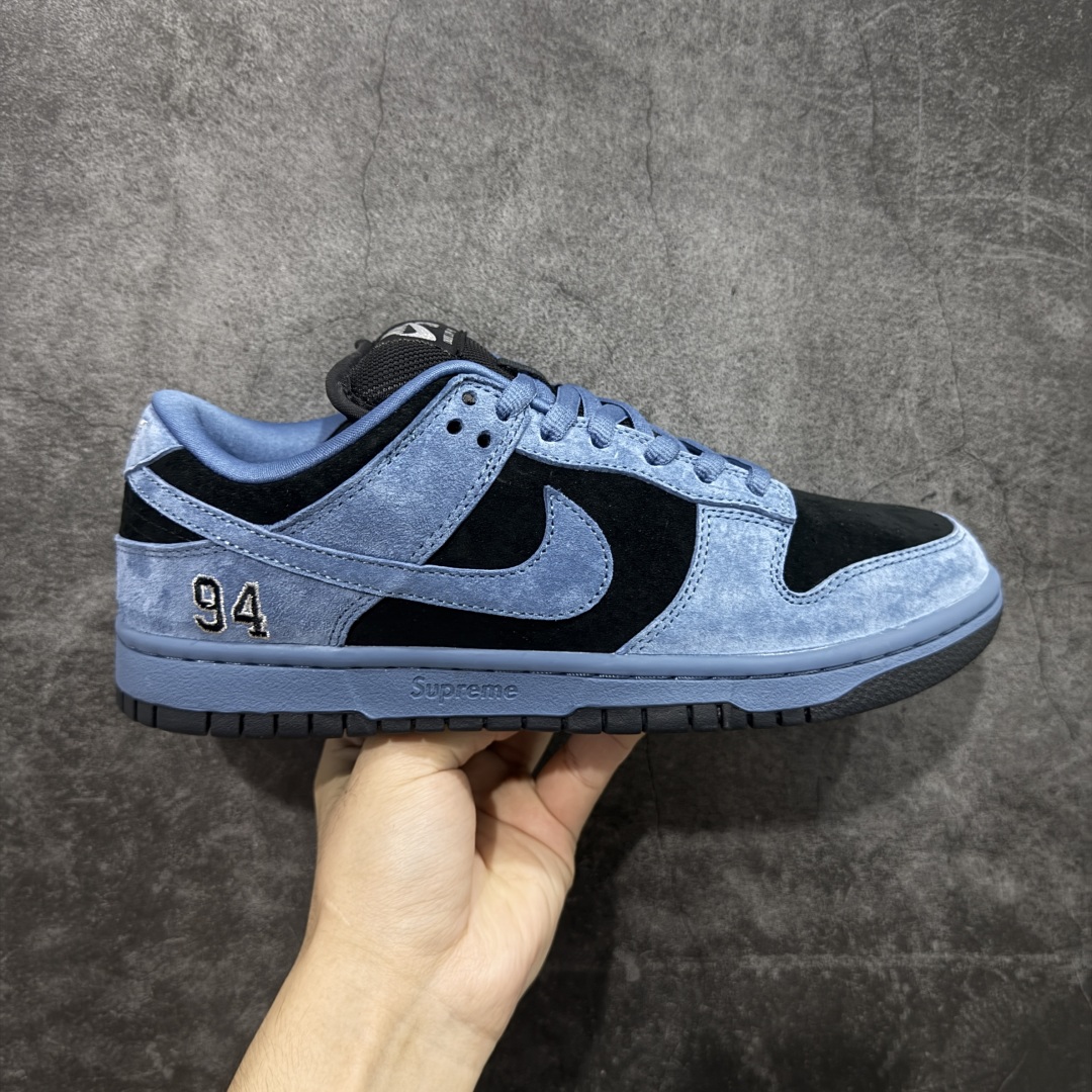 【纯原Z版】Supreme x NK Dunk Low 低帮Sup联名棕黄 货号:HQ8487-400 专业dunk大厂出品 品质第一梯队 原材料麂皮打造 原鞋开发 版型完美 全新 Supreme × Nike SB Dunk Low “94” Pack 终于要了 后跟“94”标注Supreme创立年份,中底联名Logo 情怀系列 尺码:36 36.5 37.5 38 38.5 39 40 40.5 41 42 42.5 43 44 44.5 45 46 46.5 47.5-选品中心