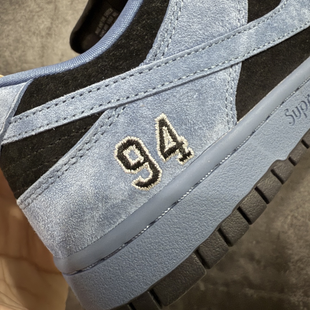 图片[3]-【纯原Z版】Supreme x NK Dunk Low 低帮Sup联名棕黄 货号：HQ8487-400 专业dunk大厂出品 品质第一梯队 原材料麂皮打造 原鞋开发 版型完美 全新 Supreme × Nike SB Dunk Low “94” Pack 终于要了 后跟“94”标注Supreme创立年份，中底联名Logo 情怀系列 尺码：36 36.5 37.5 38 38.5 39 40 40.5 41 42 42.5 43 44 44.5 45 46 46.5 47.5-选品中心