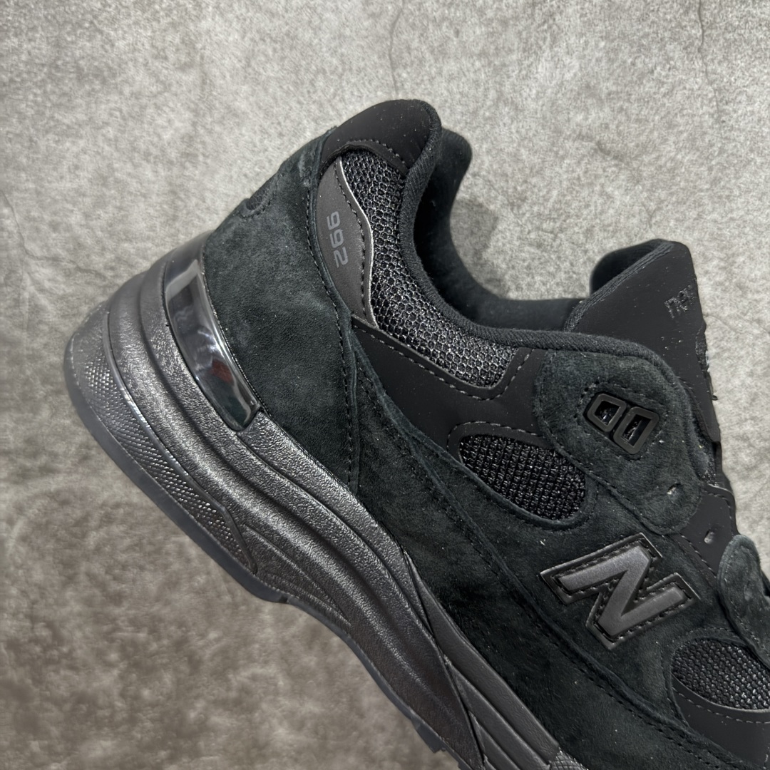 图片[7]-【ZOK/Goat版】New Balance NB992纯黑 M992EA 独家私模 NB天花板 打破市面NB无高端格局 原鞋购入开发 采购原厂皮料 正确3M反光细节 原楦原纸版开发 正确6层组合底模精密开发 后跟透明TPU水晶装饰条稳固 沿用了引以为傲的跑鞋手工技艺 采用猪皮绒面并包裹局部透气网面的鞋身设计 菱网鞋舌上刻有New Balance USA 鞋面依旧身着经典的大热之灰 彰显了其高端的品质身份 尺码：36 37 37.5 38 38.5 39 40 40.5 41.5 42 42.5 43 44 45 46.5-选品中心
