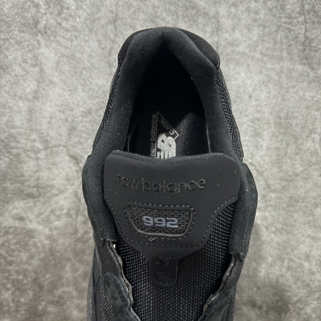 图片[8]-【ZOK/Goat版】New Balance NB992纯黑 M992EA 独家私模 NB天花板 打破市面NB无高端格局 原鞋购入开发 采购原厂皮料 正确3M反光细节 原楦原纸版开发 正确6层组合底模精密开发 后跟透明TPU水晶装饰条稳固 沿用了引以为傲的跑鞋手工技艺 采用猪皮绒面并包裹局部透气网面的鞋身设计 菱网鞋舌上刻有New Balance USA 鞋面依旧身着经典的大热之灰 彰显了其高端的品质身份 尺码：36 37 37.5 38 38.5 39 40 40.5 41.5 42 42.5 43 44 45 46.5-选品中心