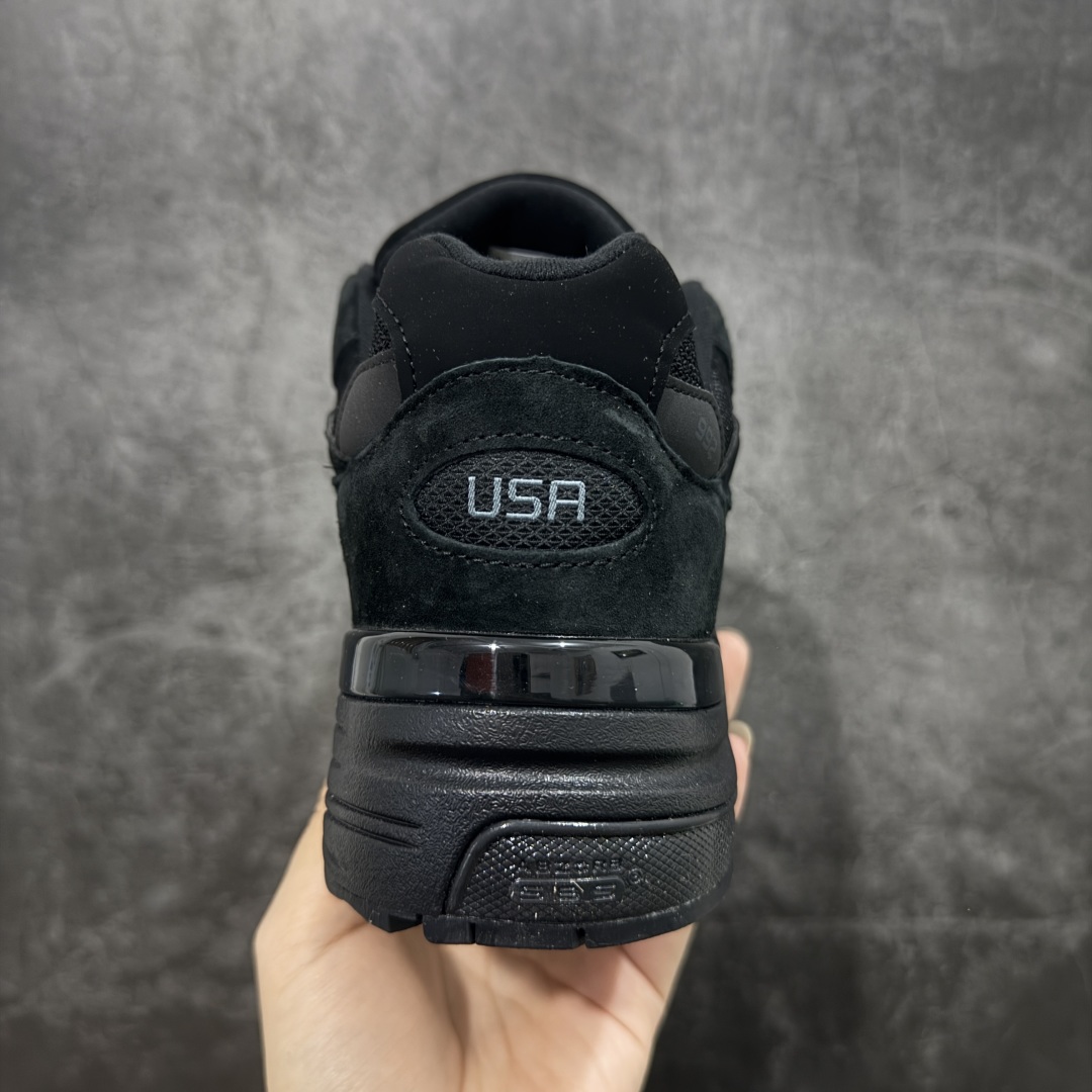 图片[4]-【ZOK/Goat版】New Balance NB992纯黑 M992EA 独家私模 NB天花板 打破市面NB无高端格局 原鞋购入开发 采购原厂皮料 正确3M反光细节 原楦原纸版开发 正确6层组合底模精密开发 后跟透明TPU水晶装饰条稳固 沿用了引以为傲的跑鞋手工技艺 采用猪皮绒面并包裹局部透气网面的鞋身设计 菱网鞋舌上刻有New Balance USA 鞋面依旧身着经典的大热之灰 彰显了其高端的品质身份 尺码：36 37 37.5 38 38.5 39 40 40.5 41.5 42 42.5 43 44 45 46.5-选品中心